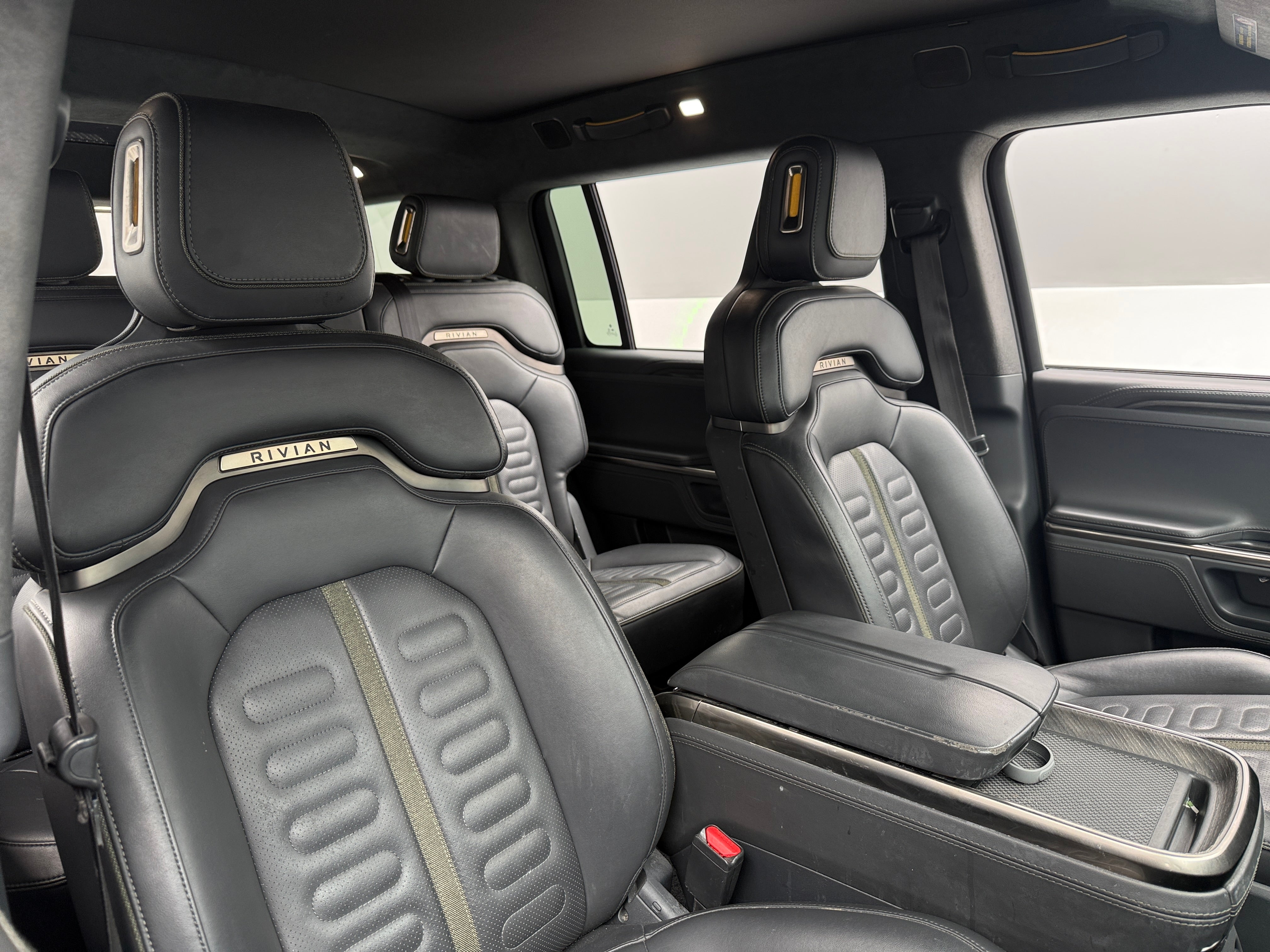2022 Rivian R1S