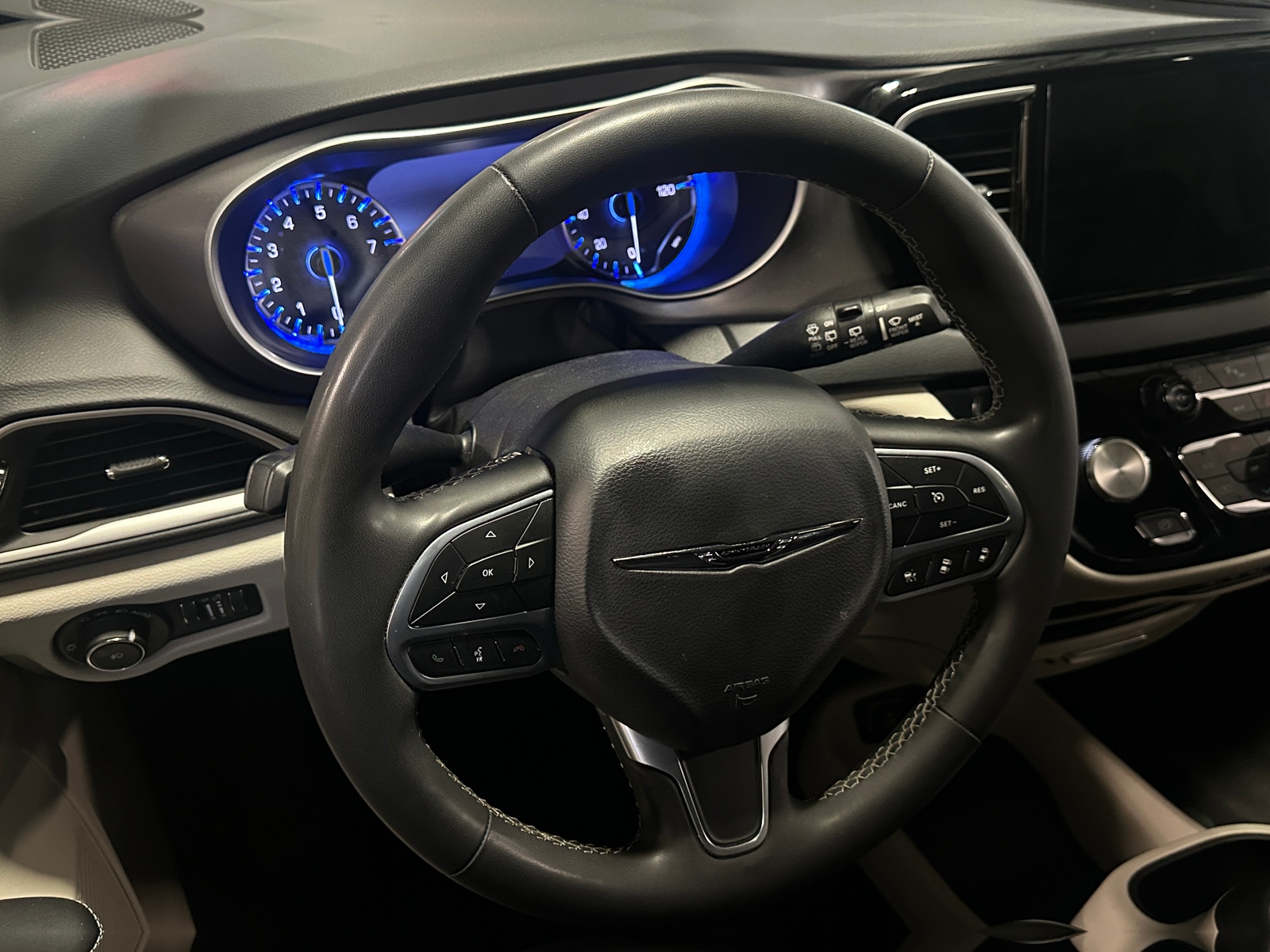 Thumbnail: 2023 Chrysler Pacifica - 4