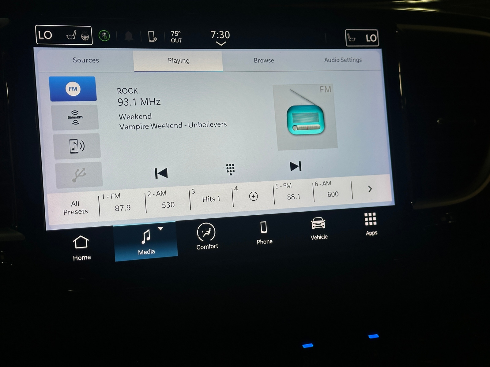 Thumbnail: 2023 Chrysler Pacifica - 3