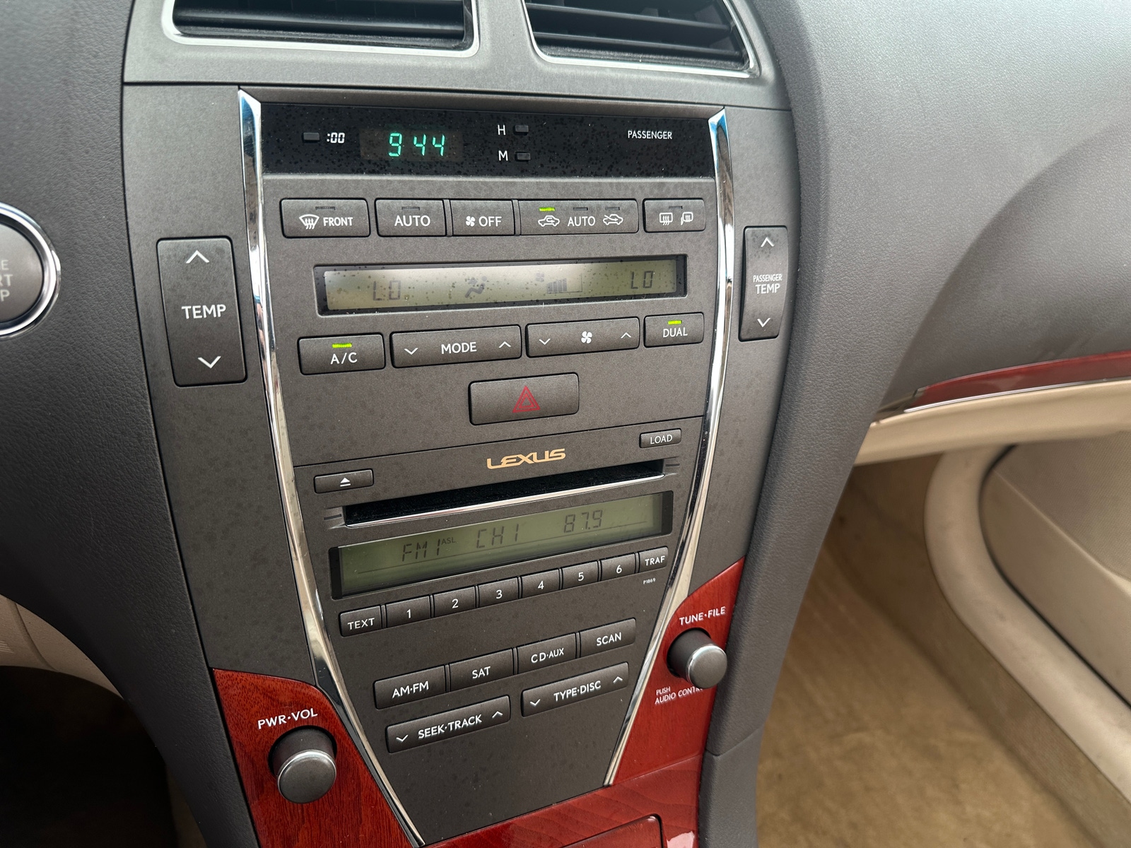 Thumbnail: 2011 Lexus ES - 3