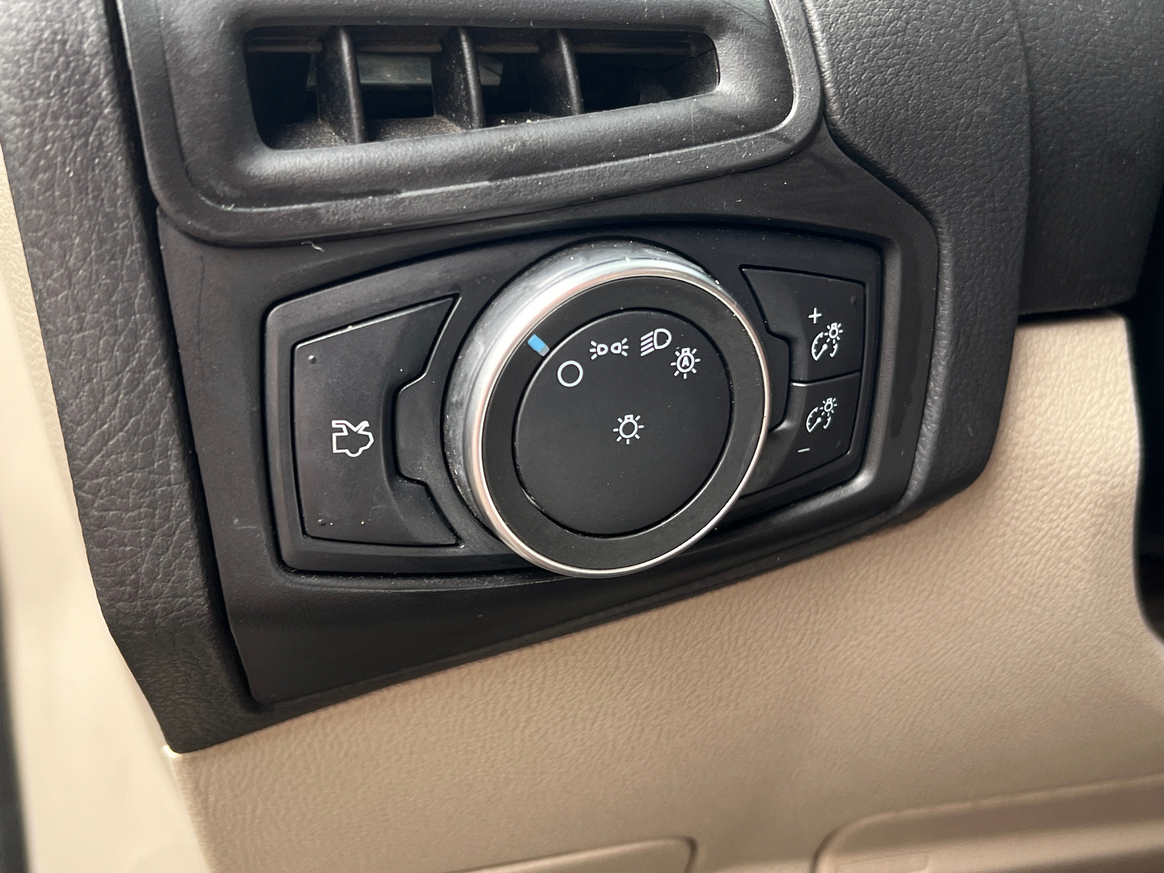 Used 2018 Ford Focus SE with VIN 1FADP3K23JL332145 for sale in Colonial Heights, VA