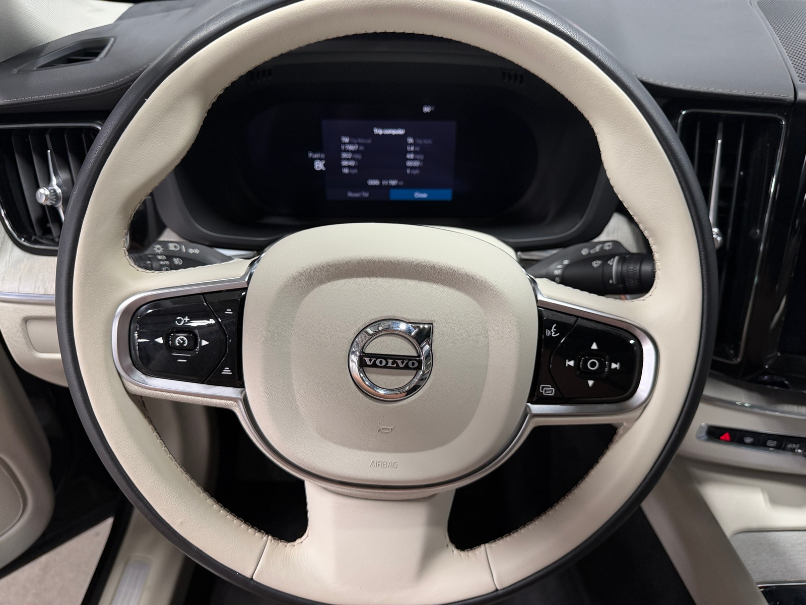 Thumbnail: 2023 Volvo XC60 - 4