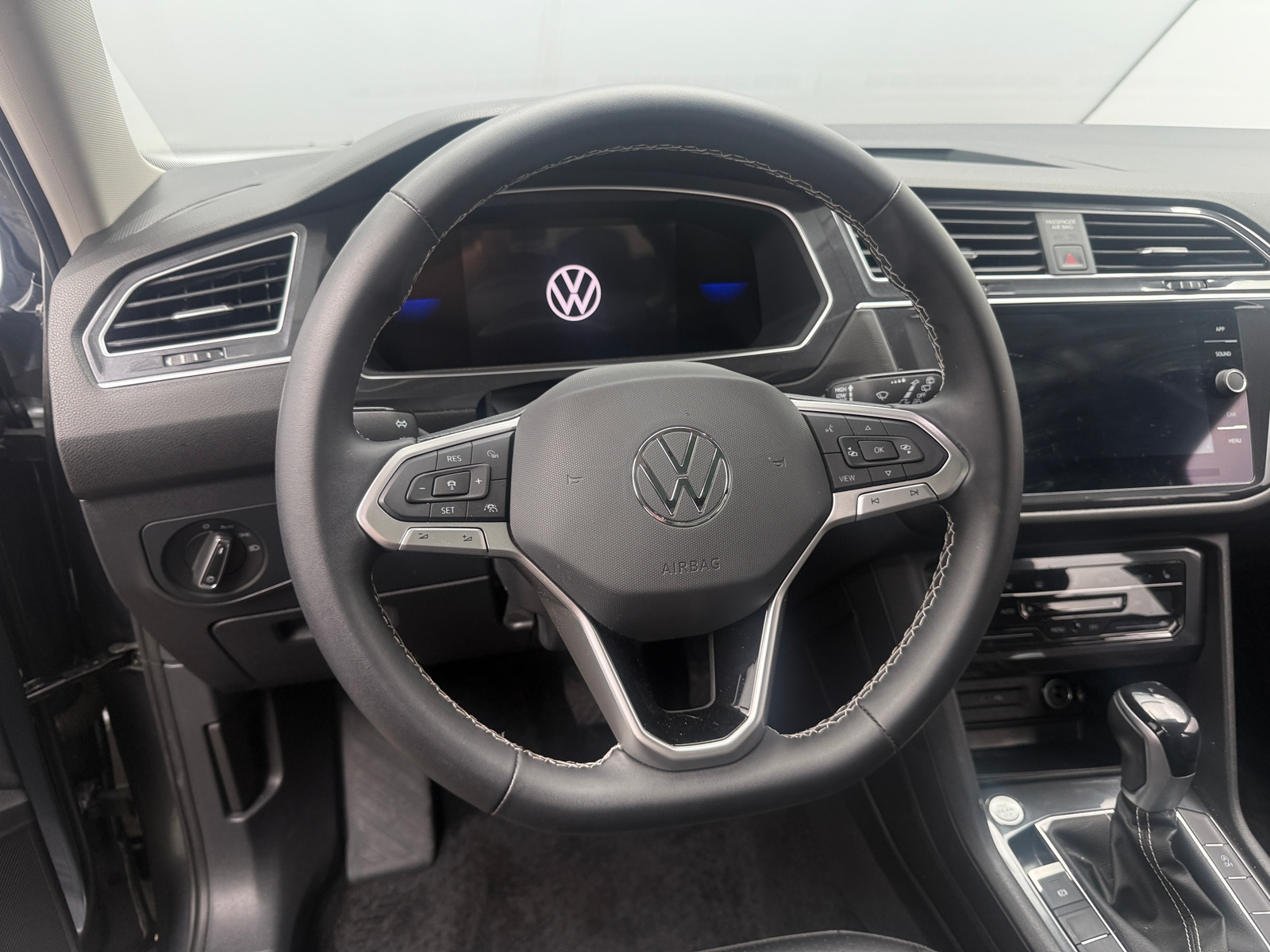 Thumbnail: 2023 Volkswagen Tiguan - 4