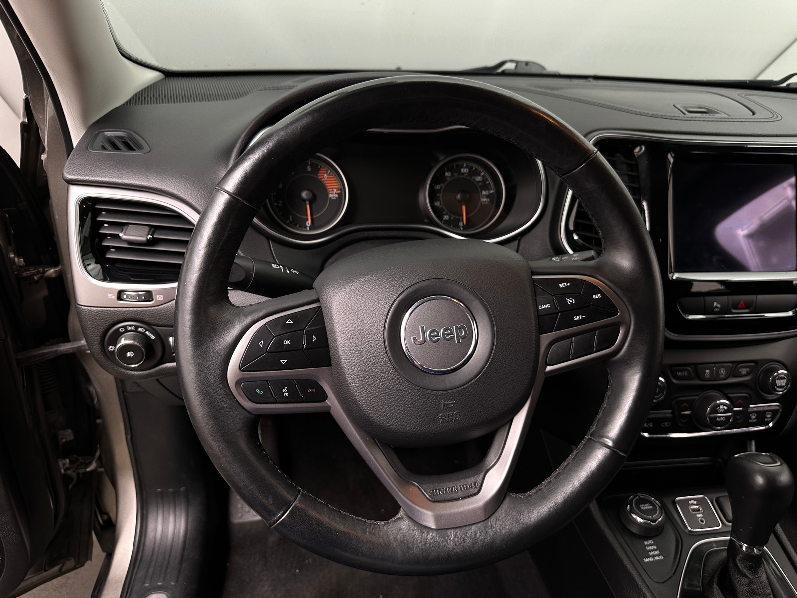 Thumbnail: 2019 Jeep Cherokee - 4