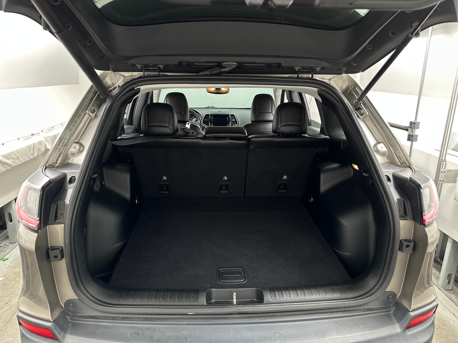 Thumbnail: 2019 Jeep Cherokee - 6