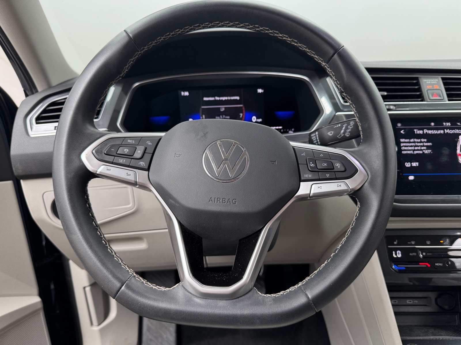 Thumbnail: 2023 Volkswagen Tiguan - 4