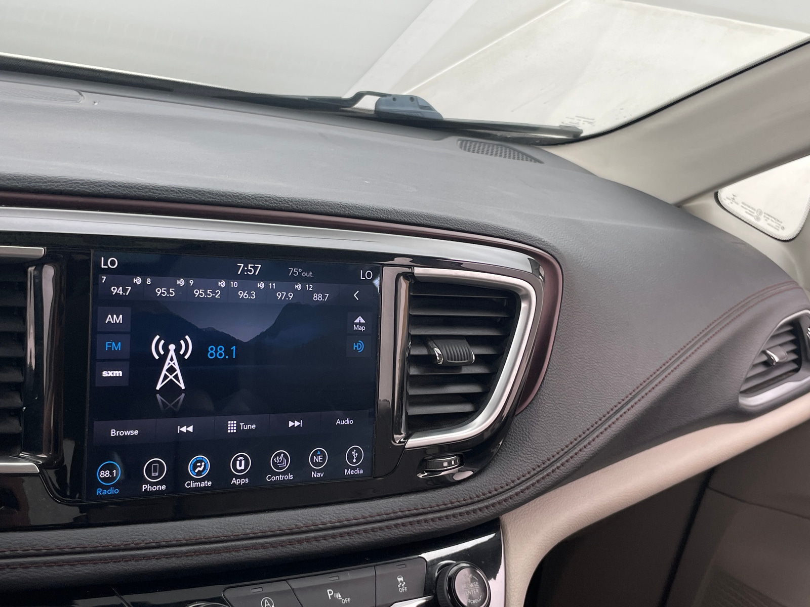 Thumbnail: 2019 Chrysler Pacifica - 3