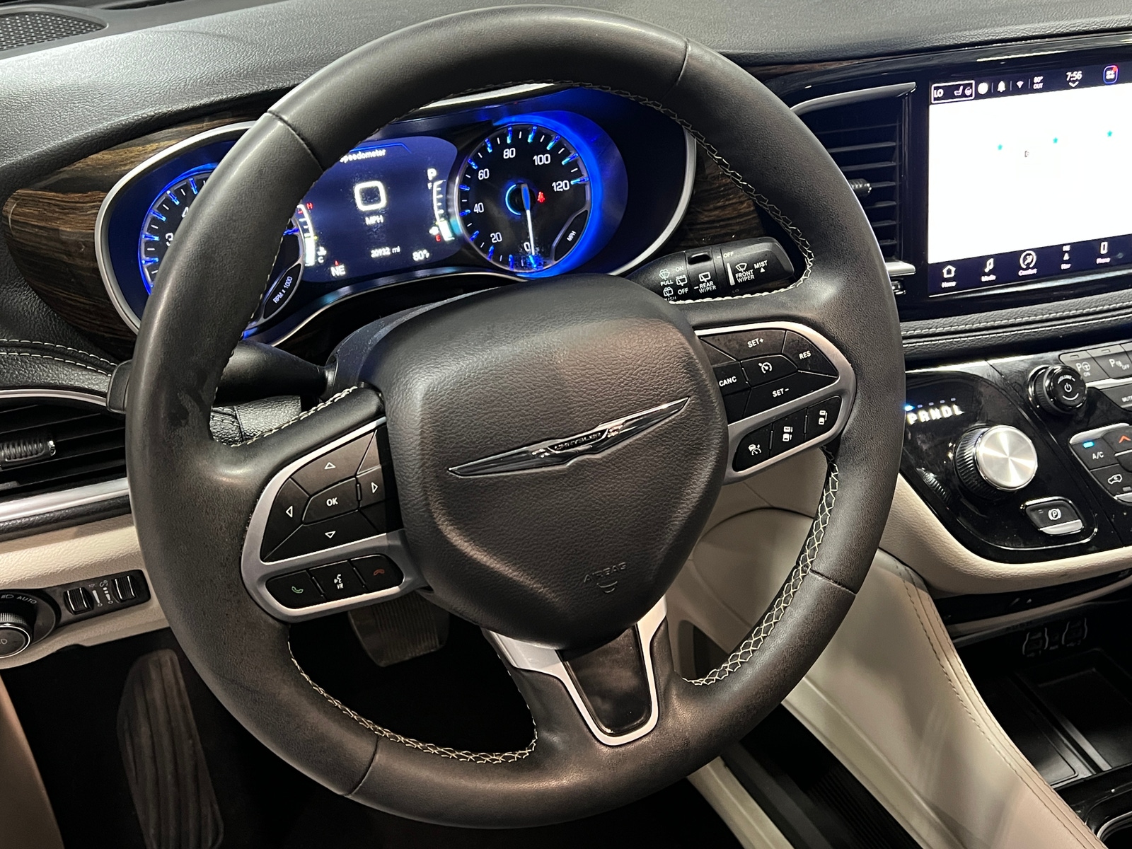 Thumbnail: 2023 Chrysler Pacifica - 4