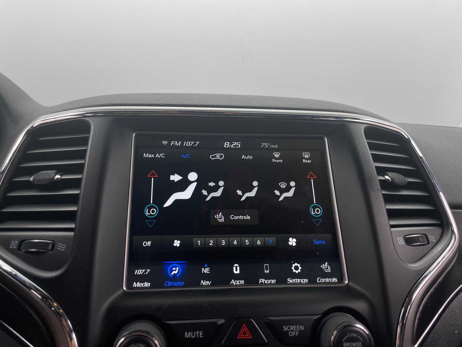 Thumbnail: 2018 Jeep Grand Cherokee - 4