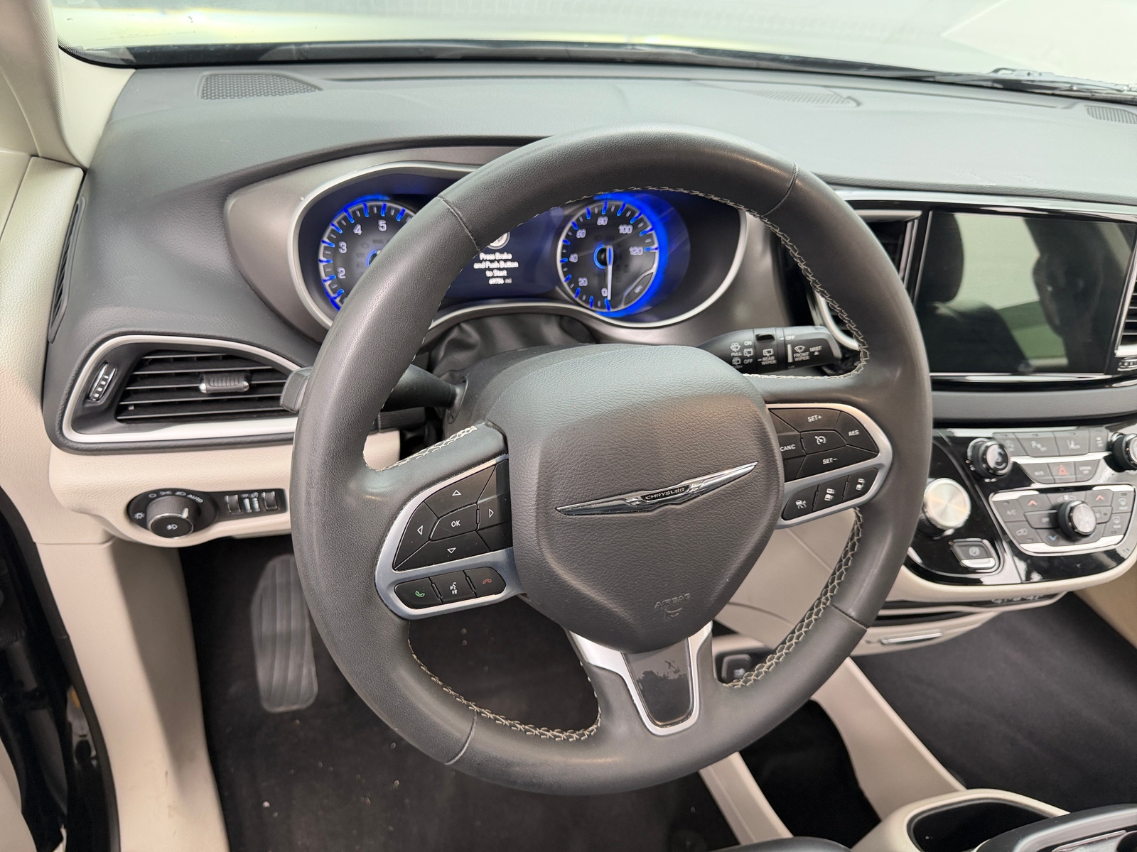 Thumbnail: 2023 Chrysler Pacifica - 4