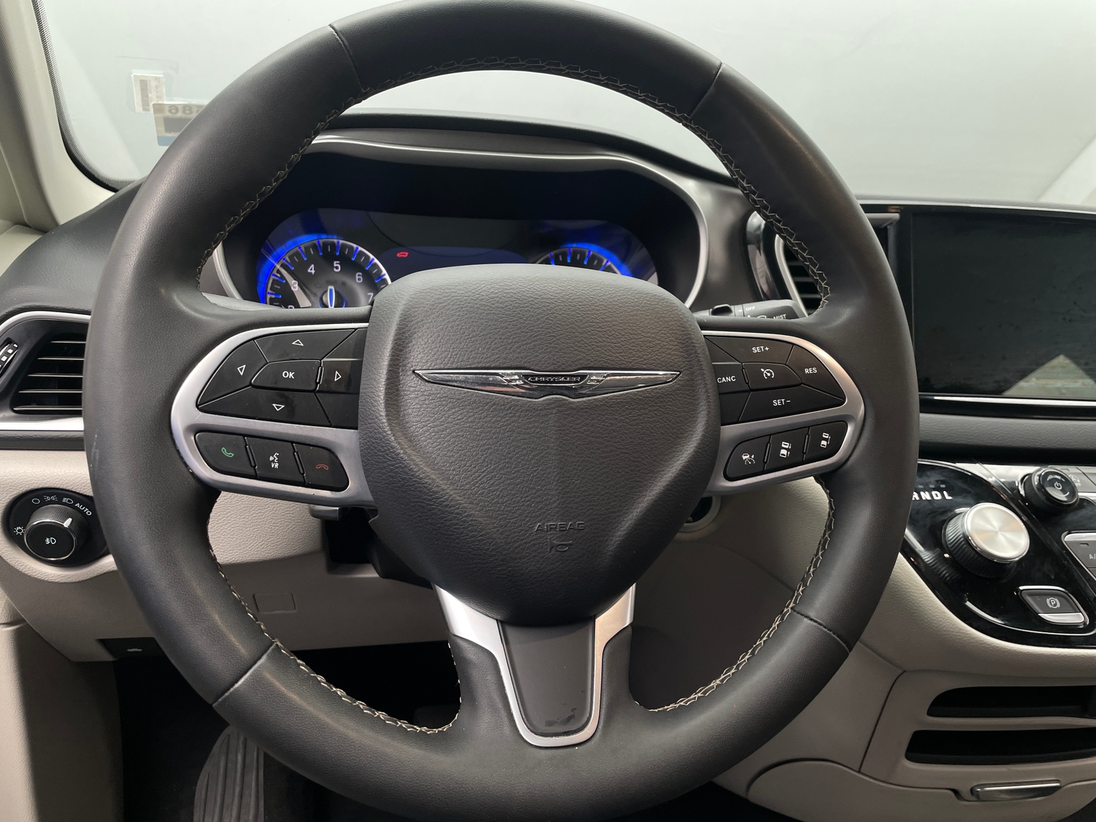 Thumbnail: 2023 Chrysler Pacifica - 4