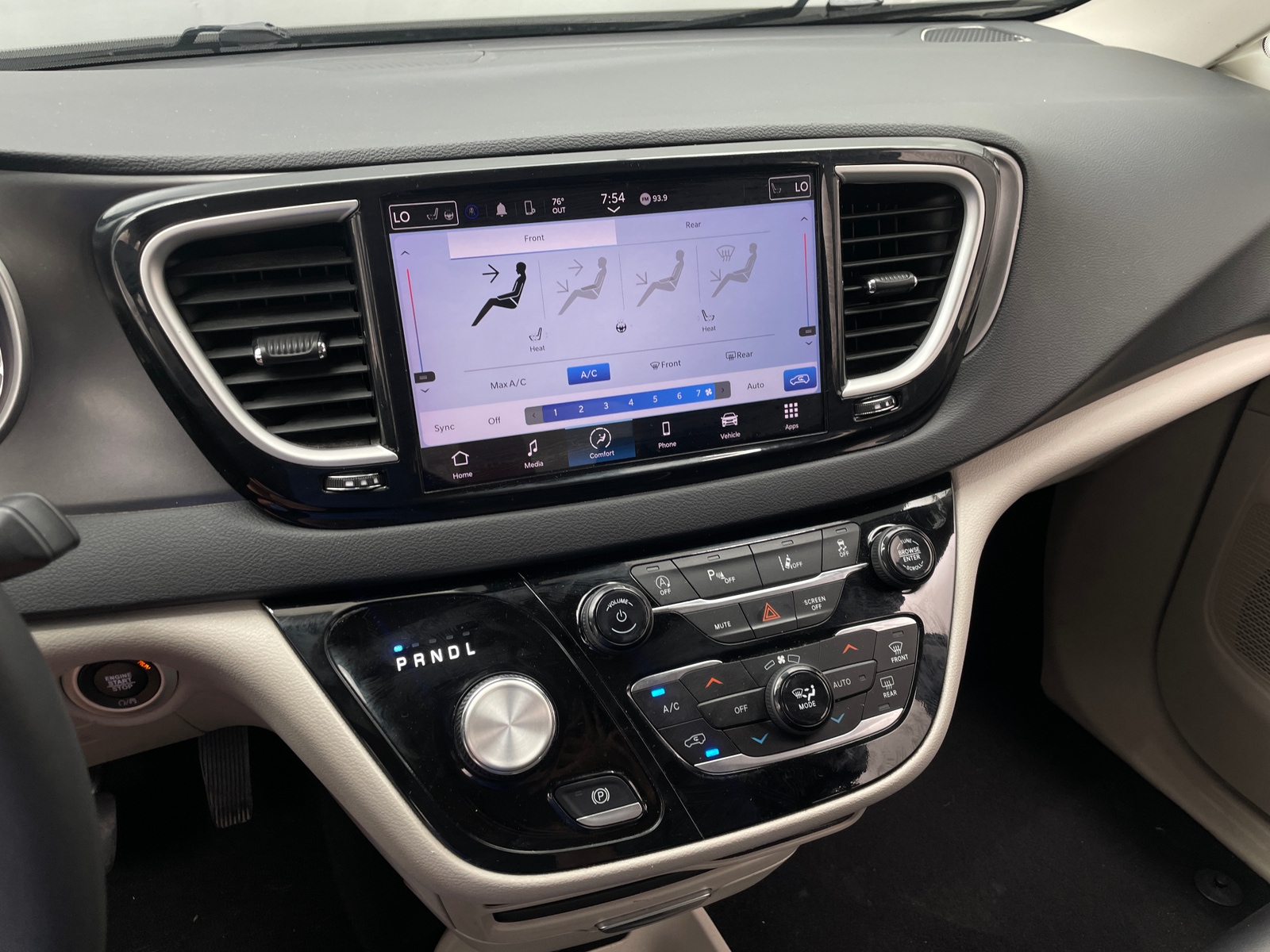 Thumbnail: 2023 Chrysler Pacifica - 3