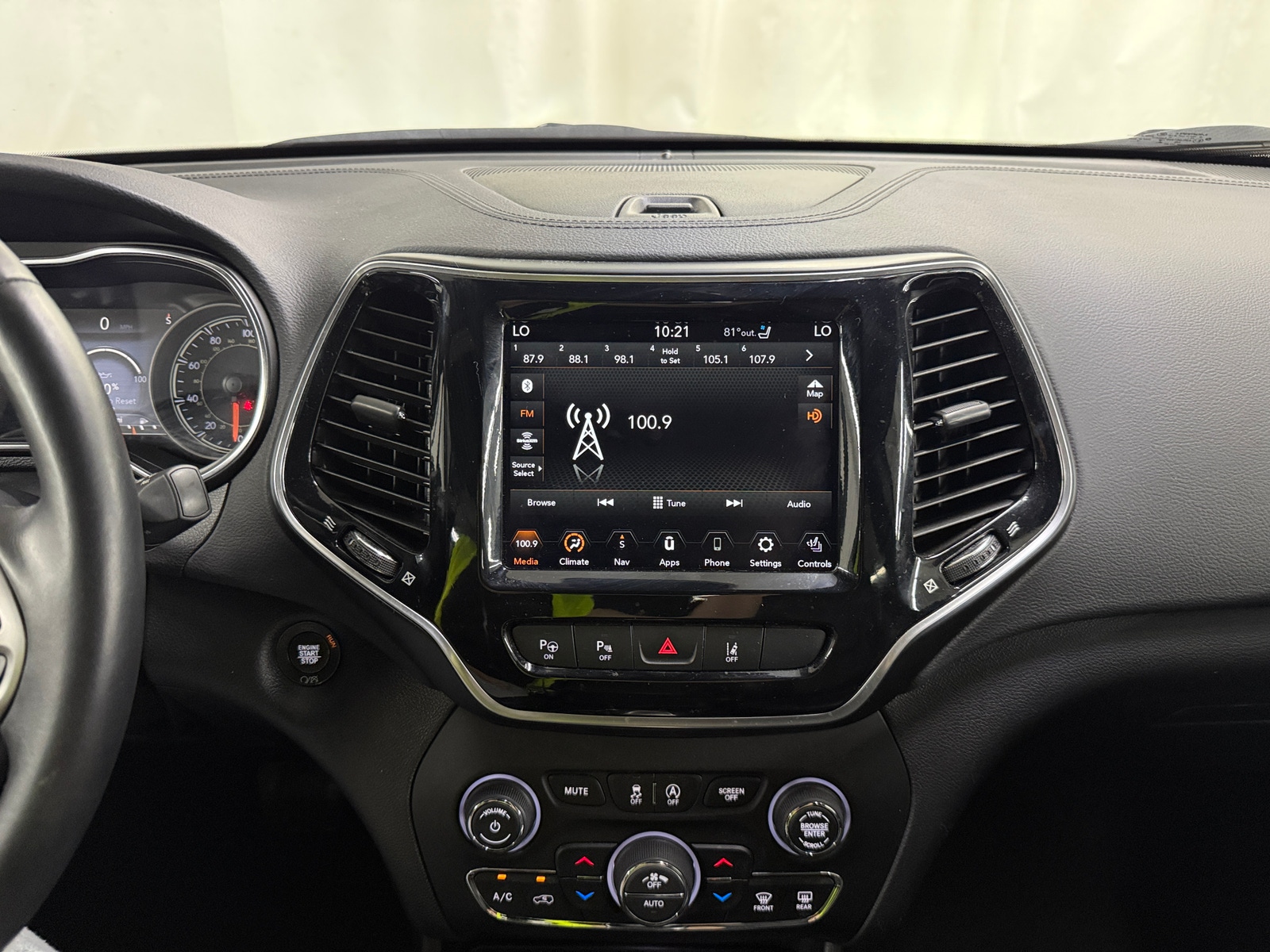 Thumbnail: 2019 Jeep Cherokee - 3
