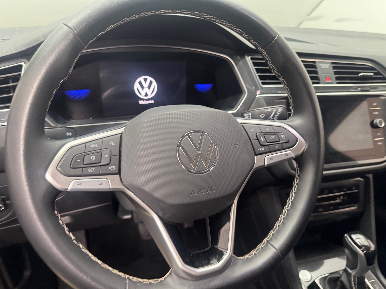 Thumbnail: 2023 Volkswagen Tiguan - 4