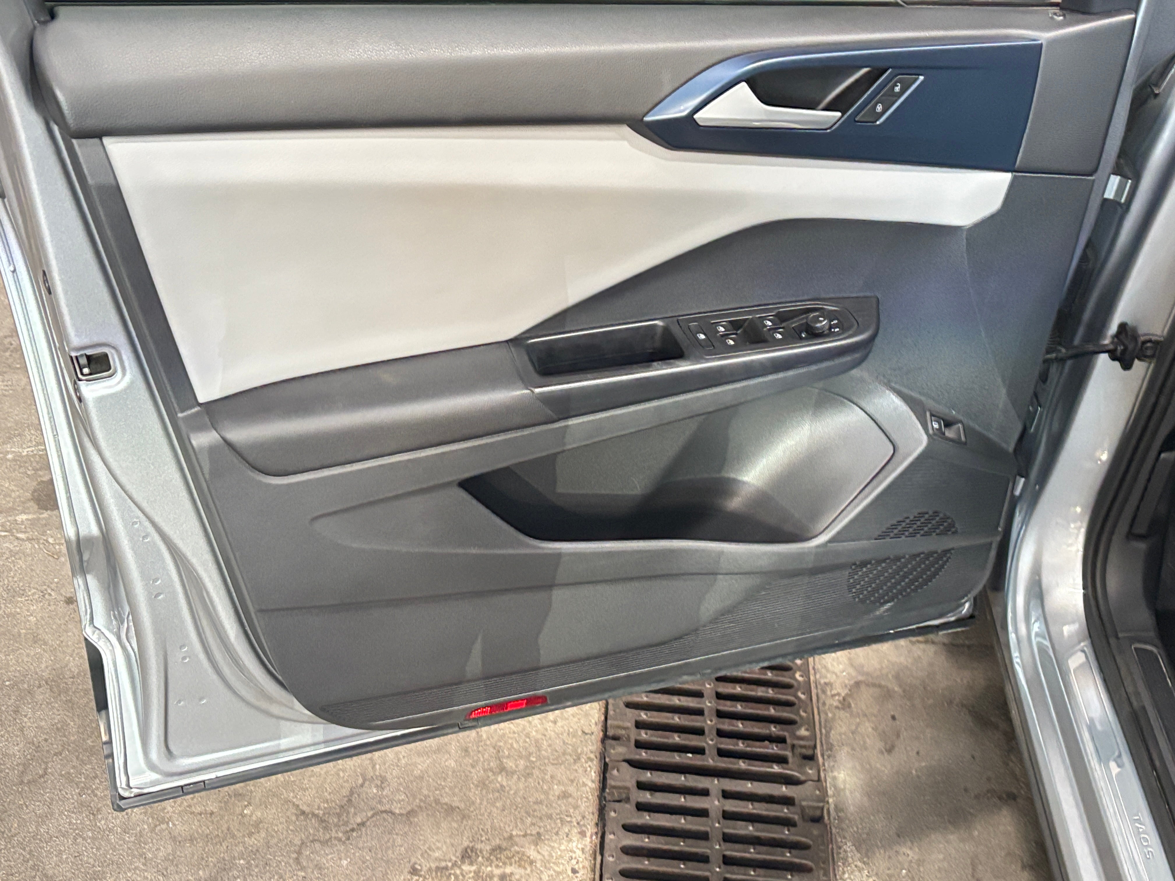 2023 Volkswagen Taos SE - Photo 2