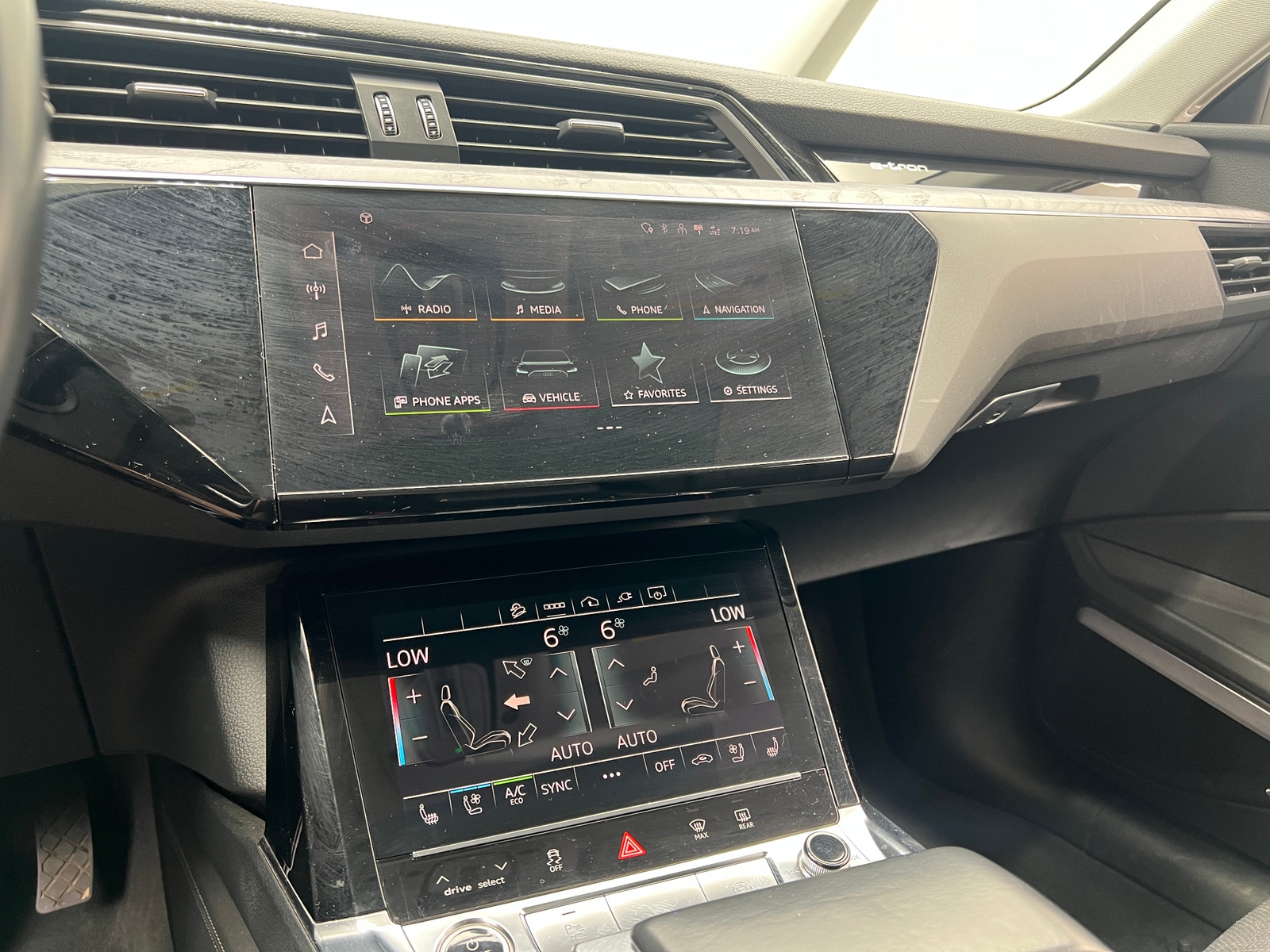 Thumbnail: 2021 Audi e-tron - 3