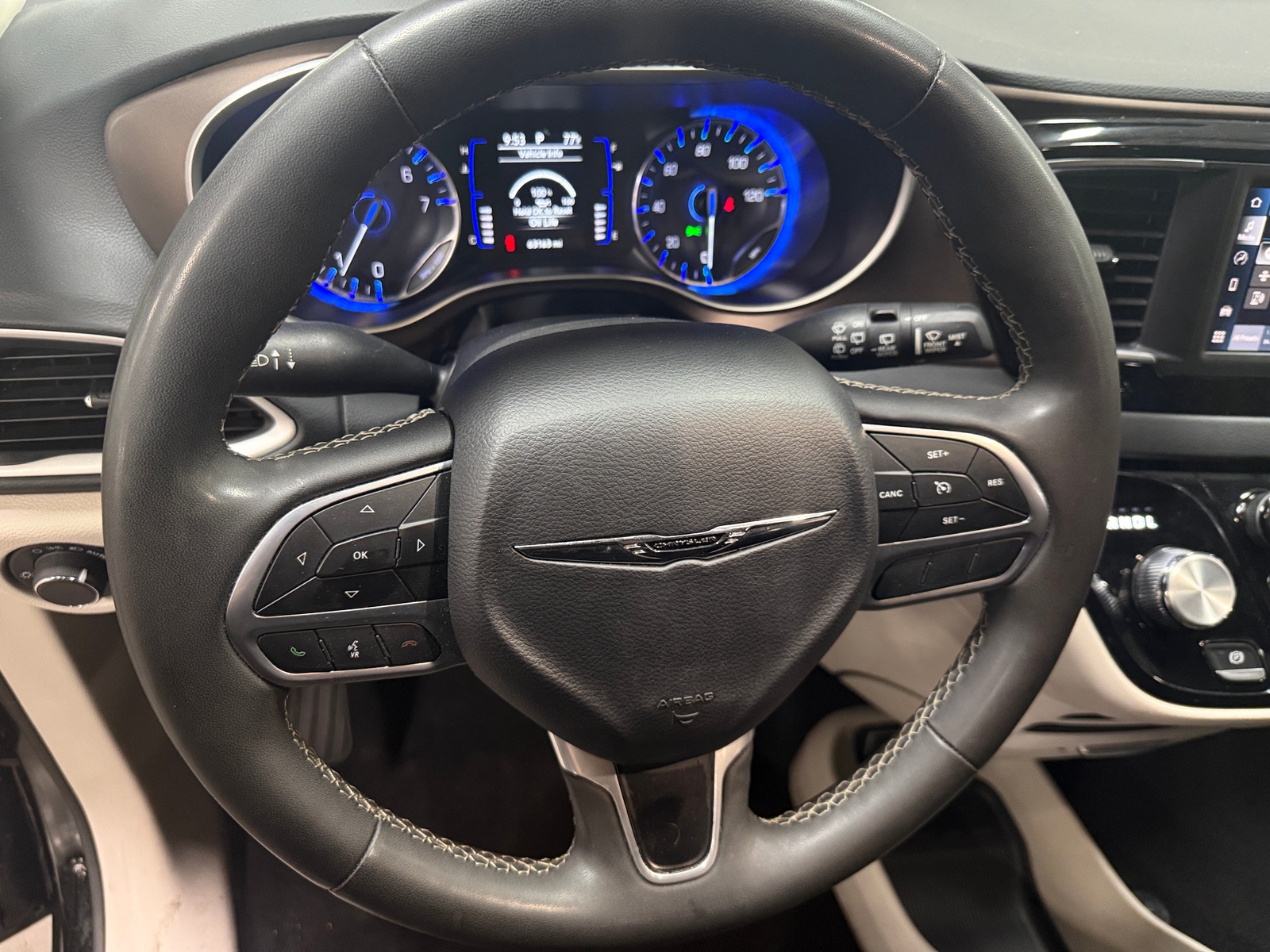 Thumbnail: 2023 Chrysler Voyager - 5
