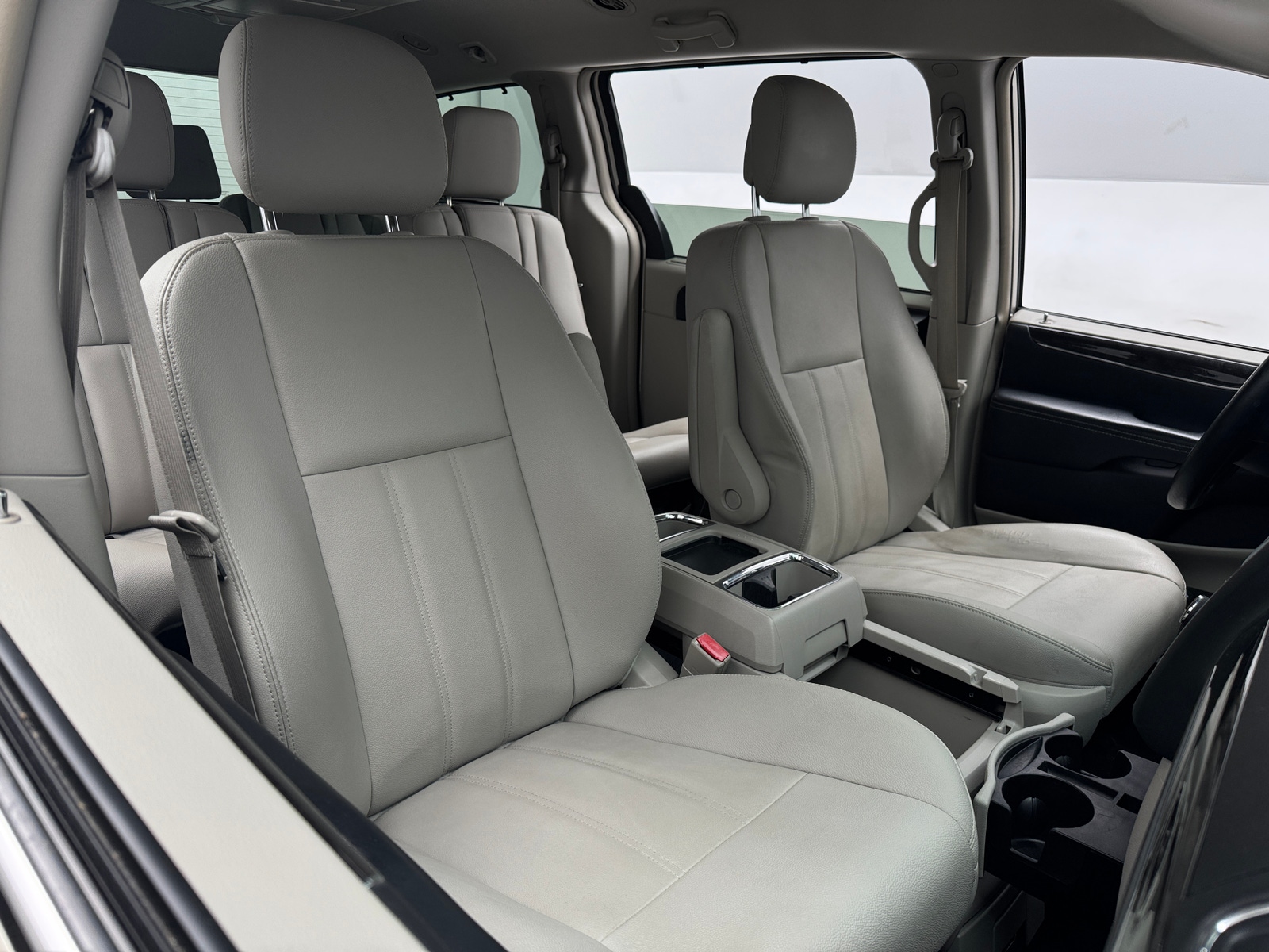 Thumbnail: 2016 Chrysler Town & Country - 2