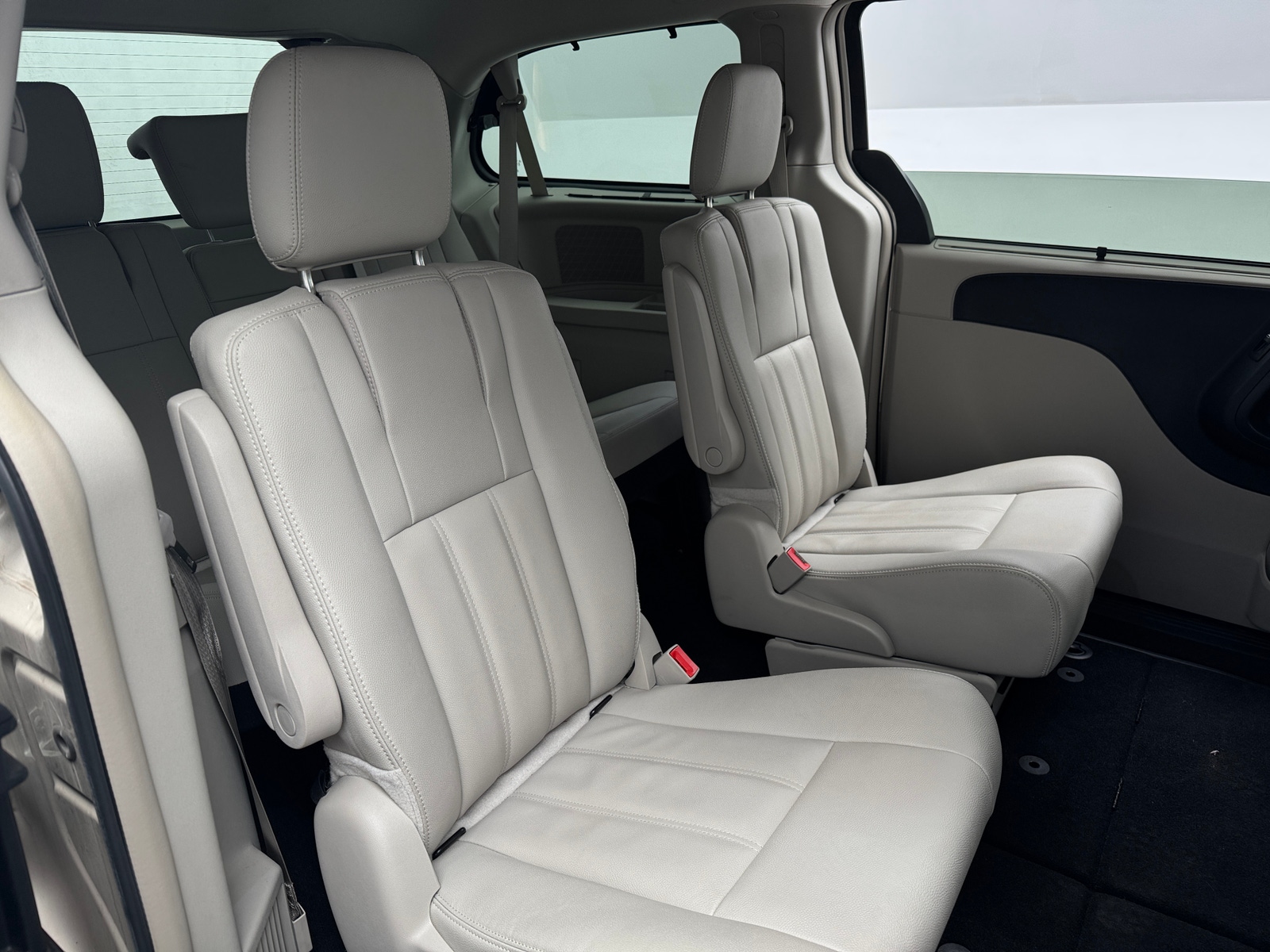 Thumbnail: 2016 Chrysler Town & Country - 6
