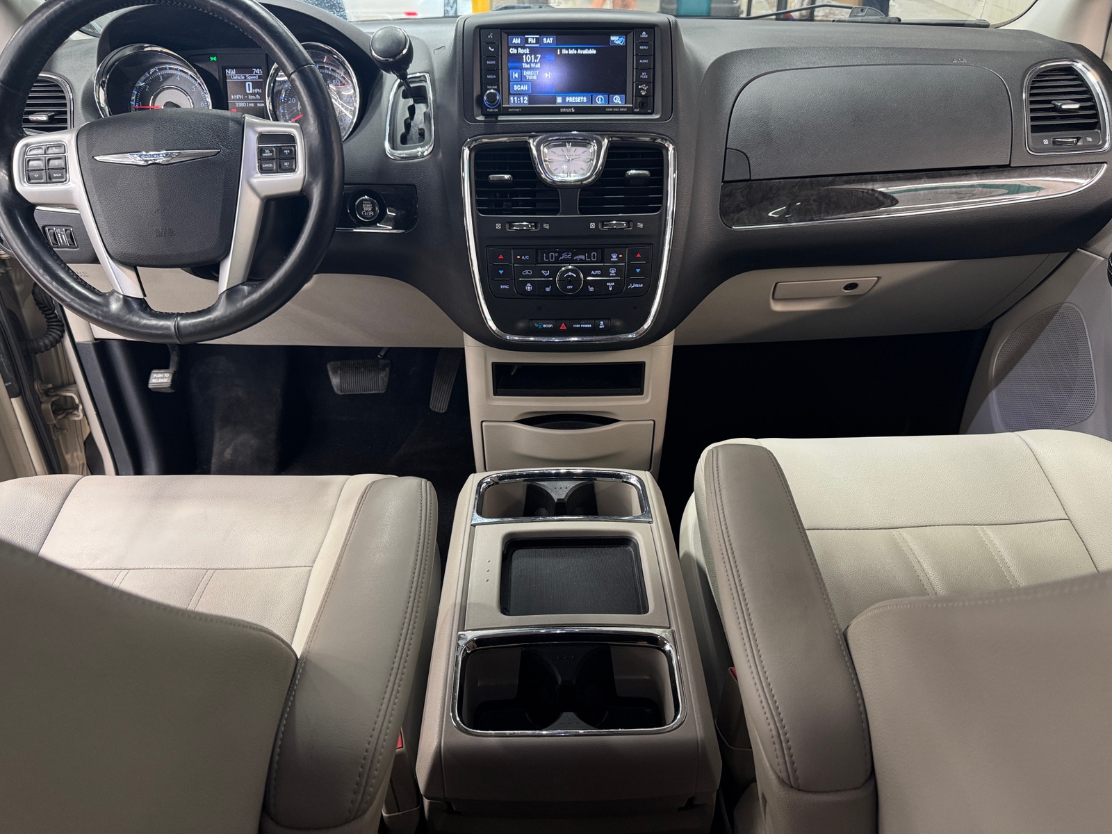 Thumbnail: 2016 Chrysler Town & Country - 3