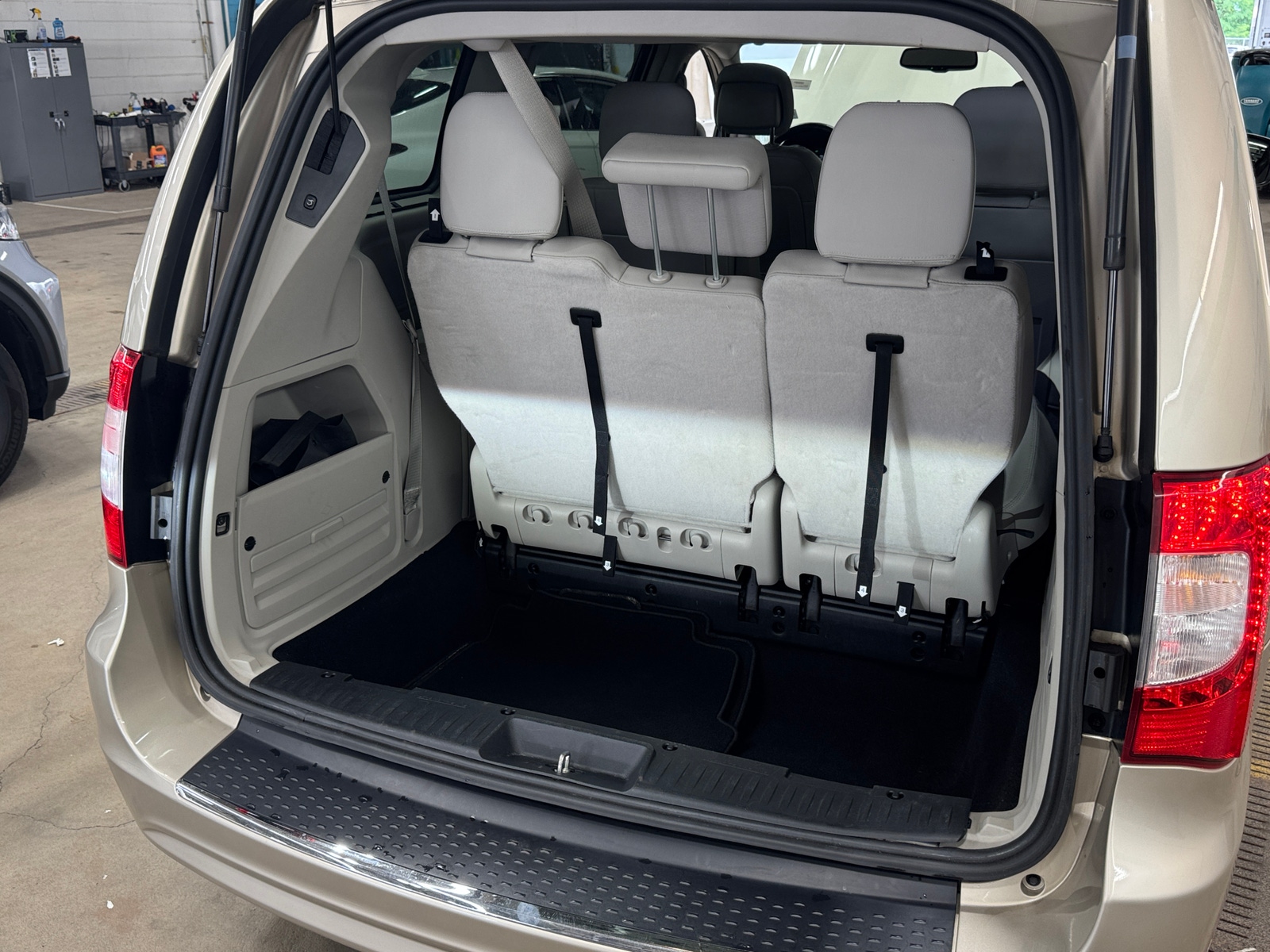 Thumbnail: 2016 Chrysler Town & Country - 7
