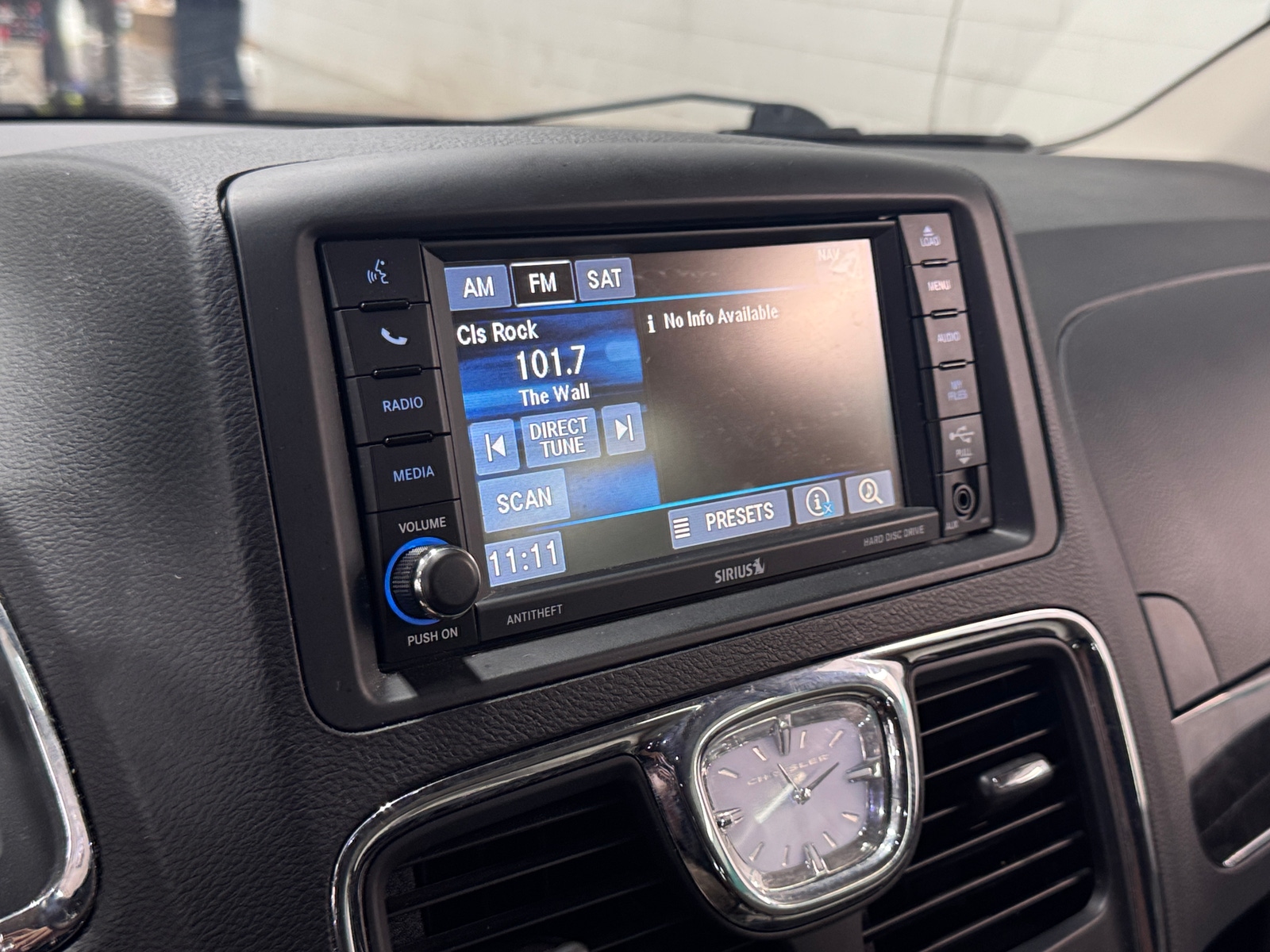 Thumbnail: 2016 Chrysler Town & Country - 4
