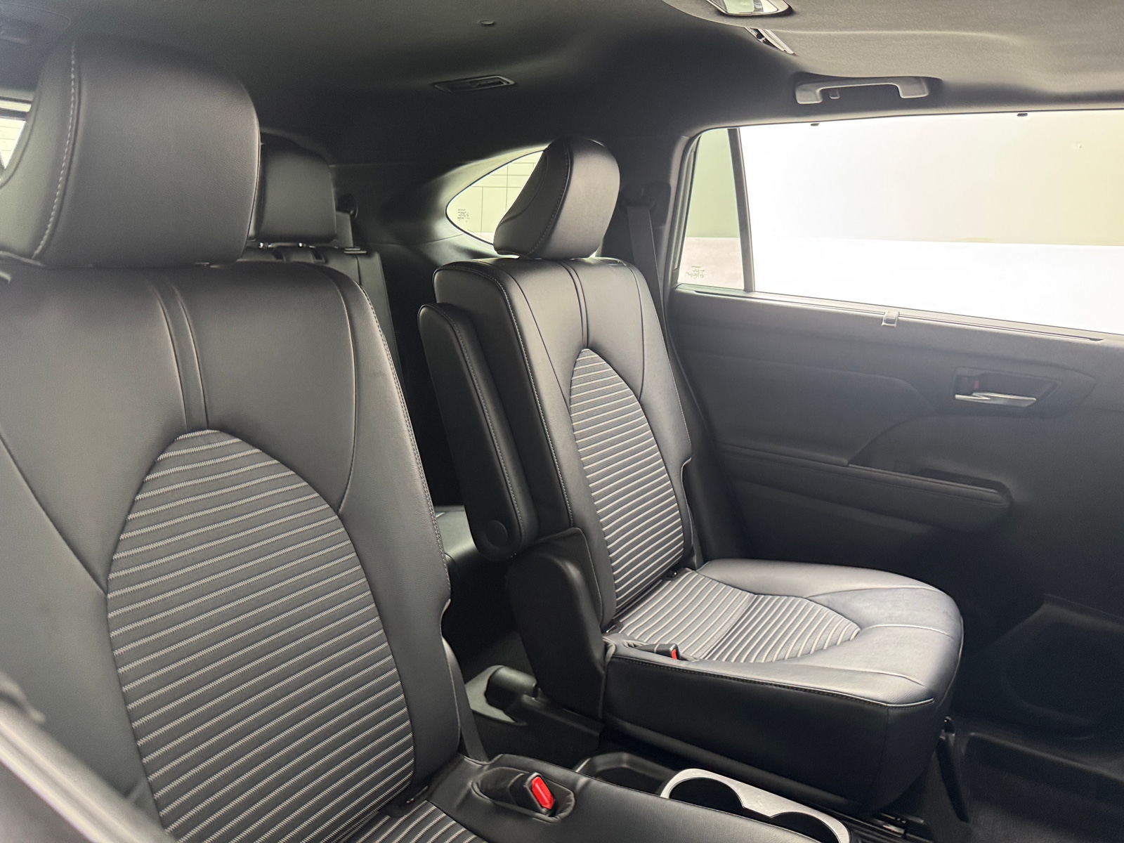 Thumbnail: 2023 Toyota Highlander - 6