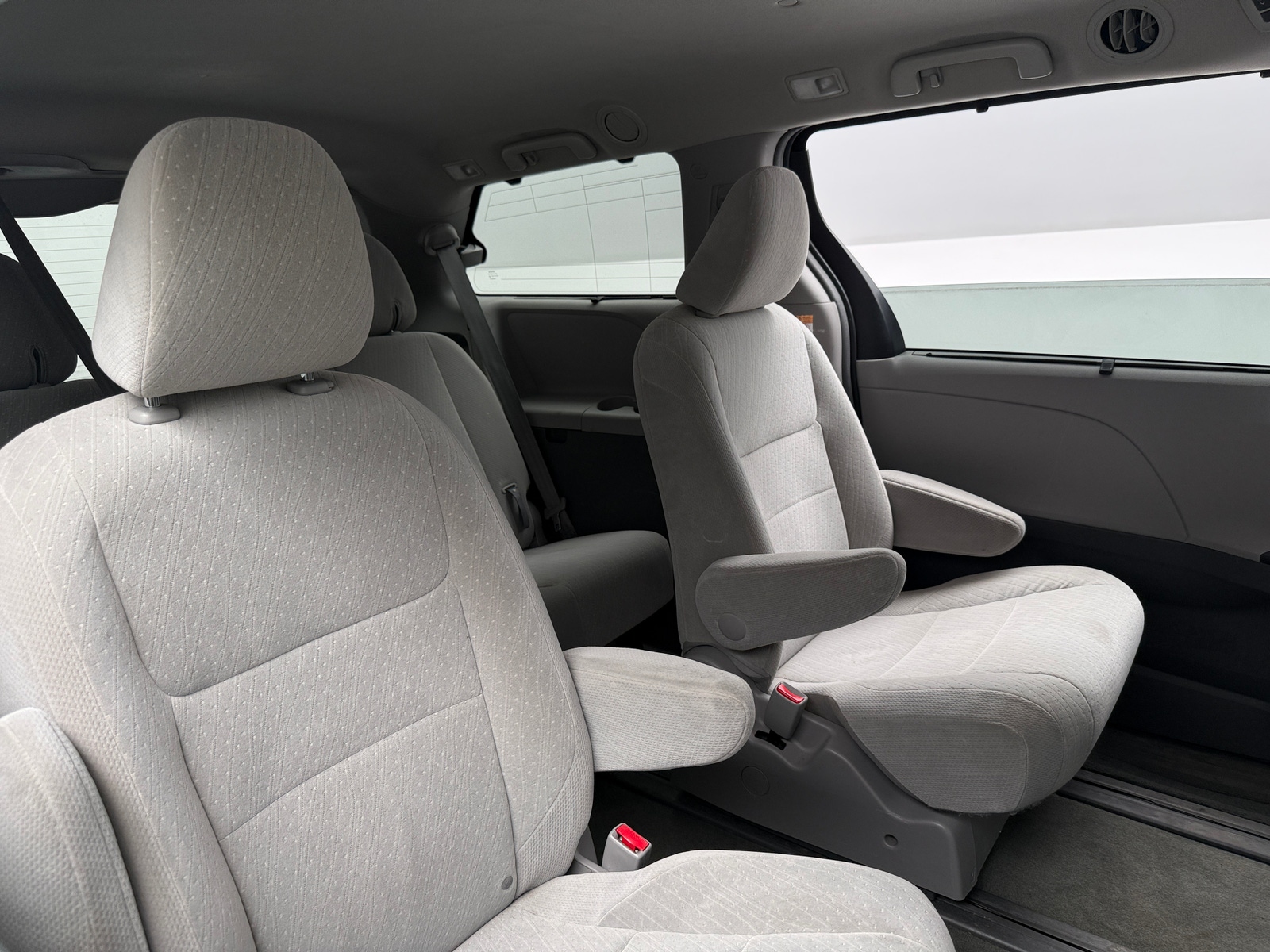 Thumbnail: 2017 Toyota Sienna - 6