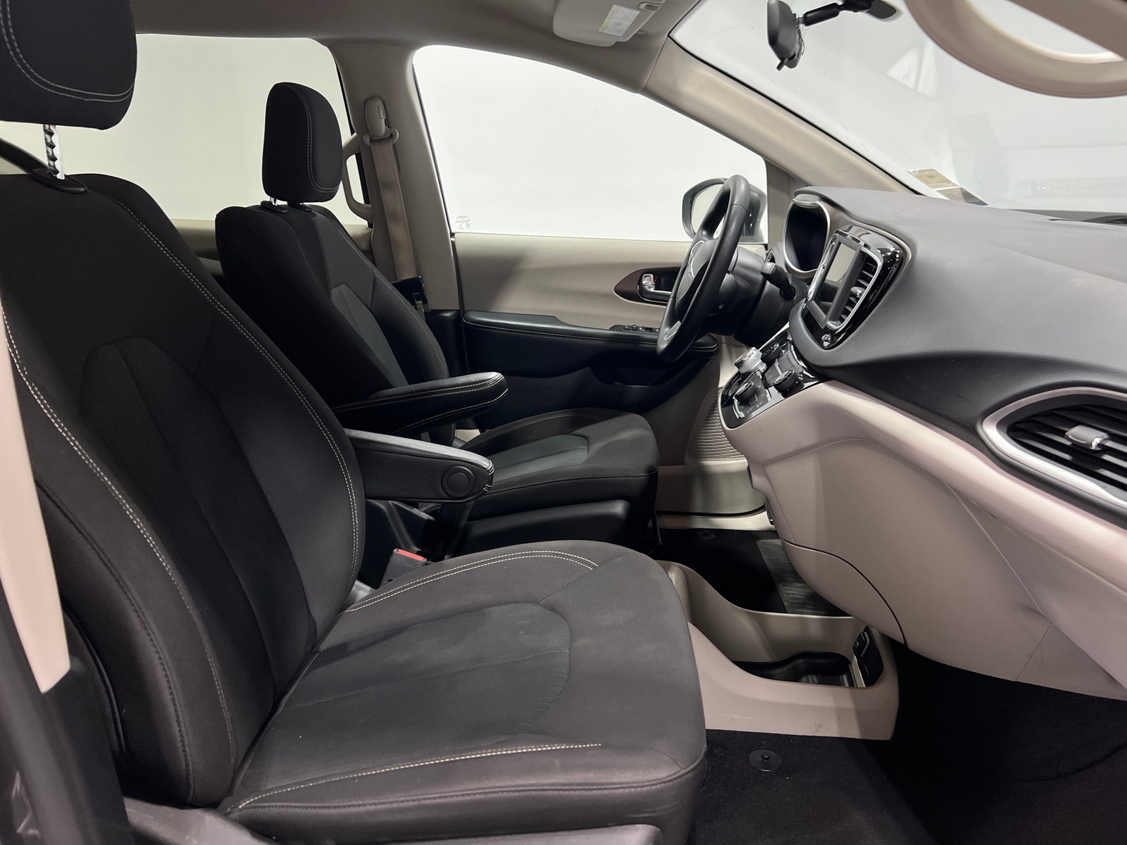 Thumbnail: 2020 Chrysler Voyager - 2