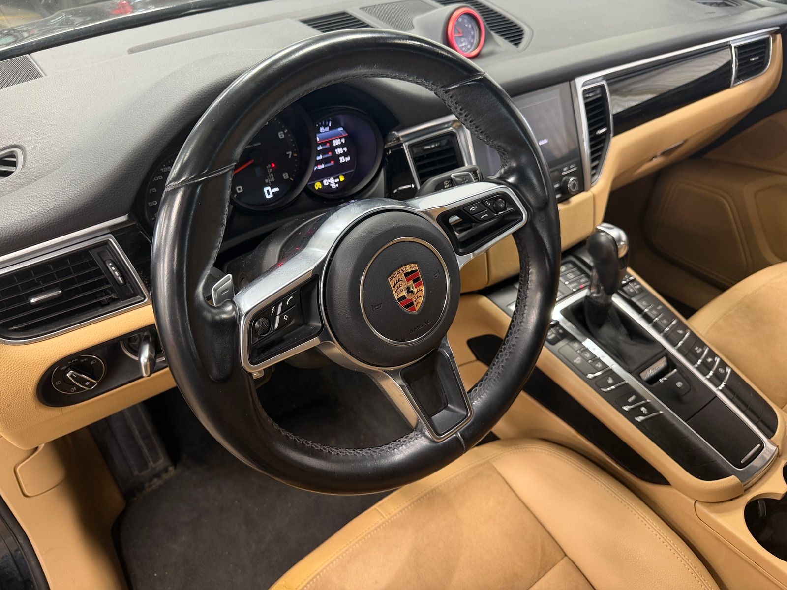 Thumbnail: 2017 Porsche Macan - 4