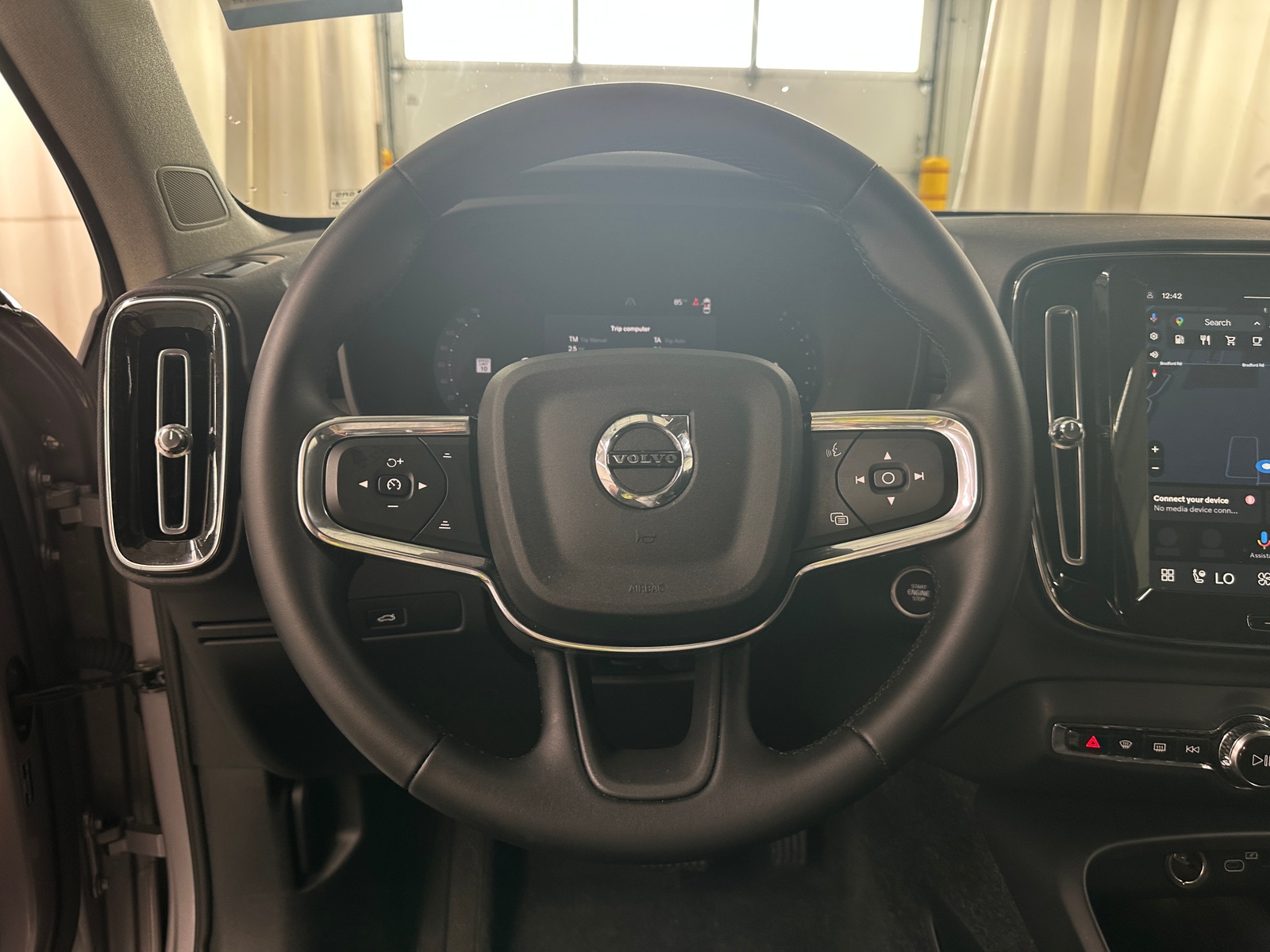 Thumbnail: 2026 Volvo XC40 - 4