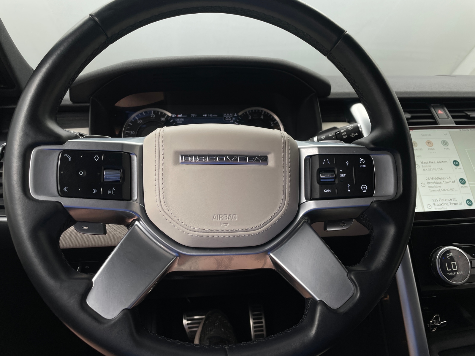 Thumbnail: 2023 Land Rover Discovery - 4