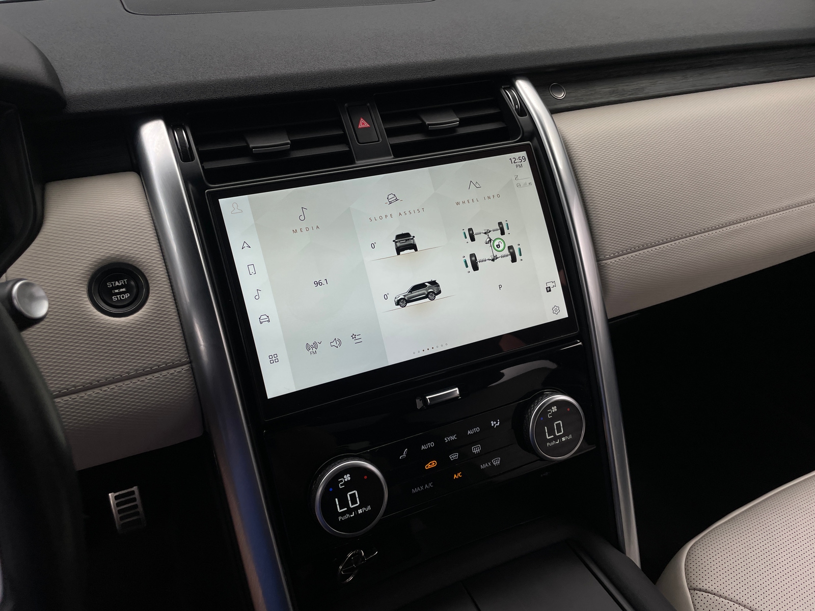 Thumbnail: 2023 Land Rover Discovery - 3