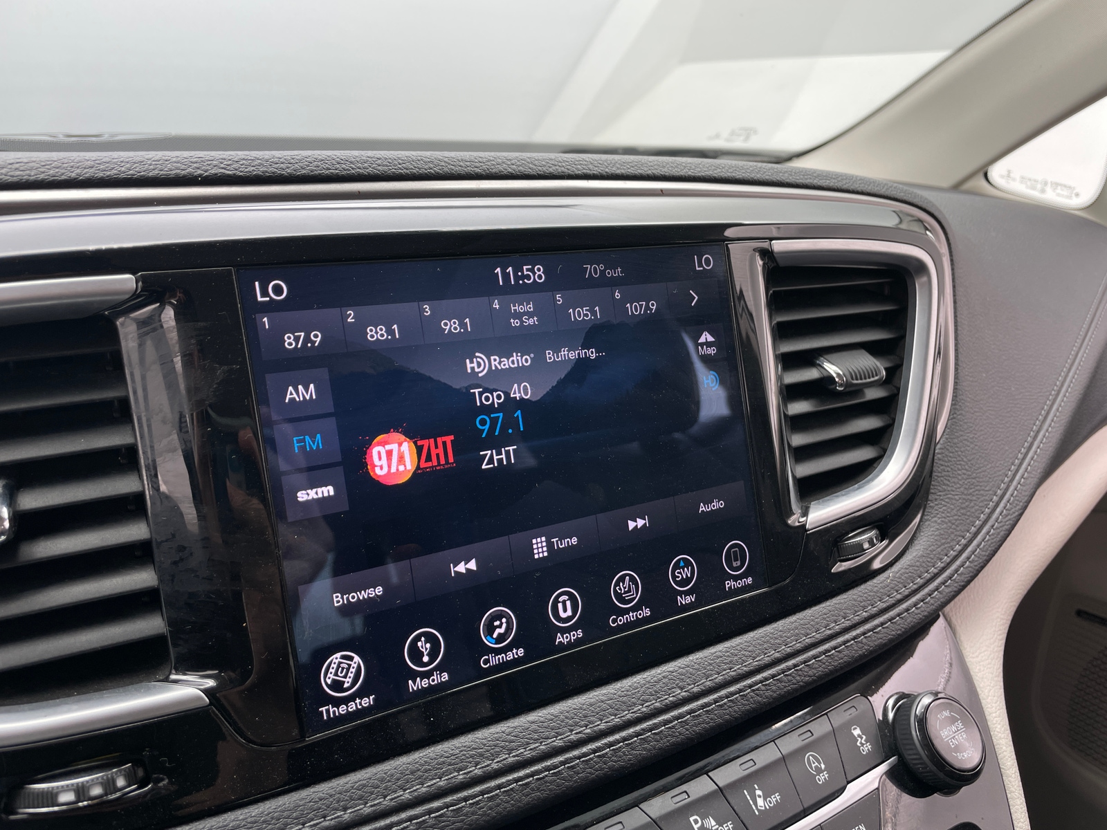 Thumbnail: 2018 Chrysler Pacifica - 4
