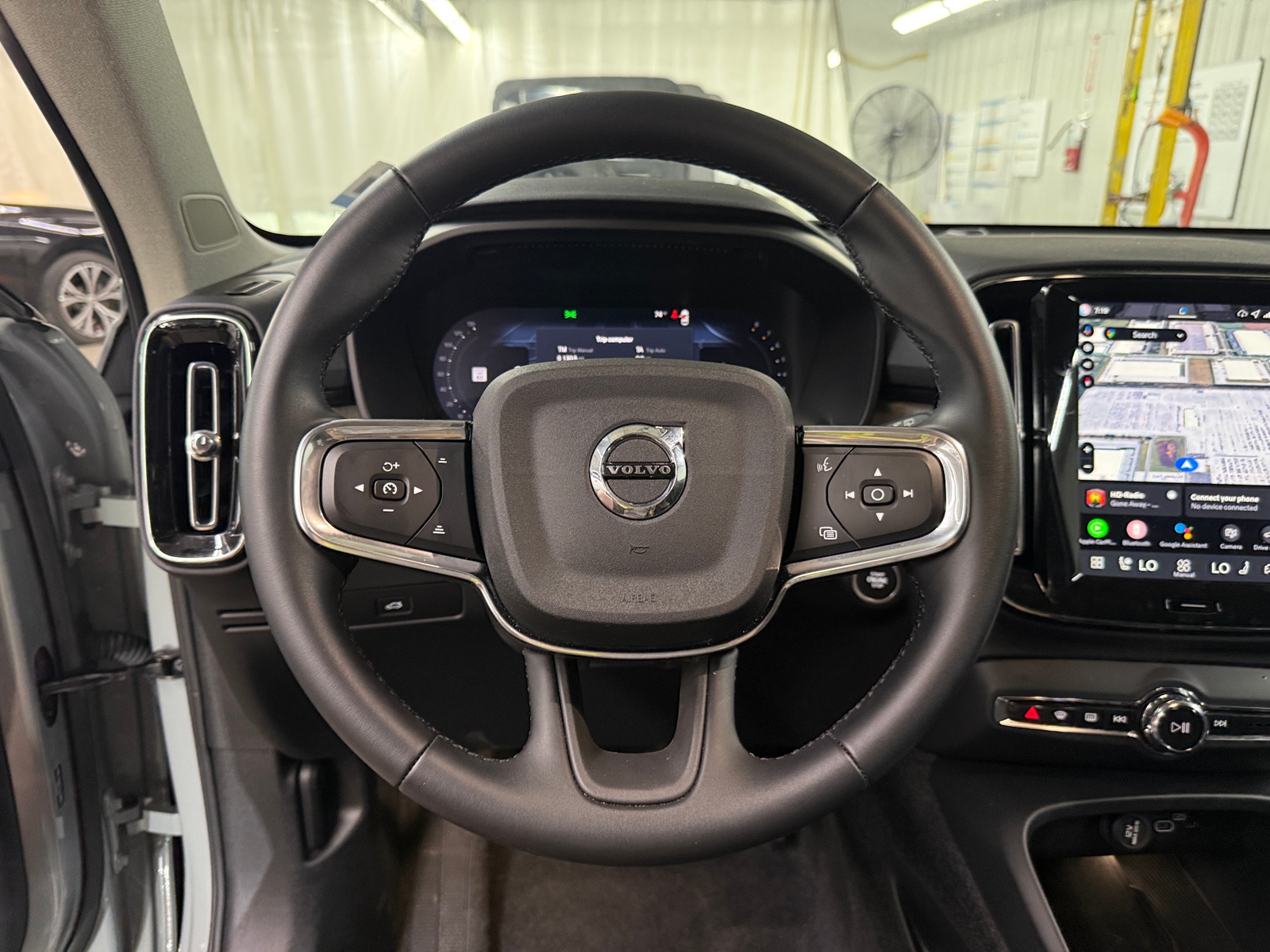 Thumbnail: 2026 Volvo XC40 - 4