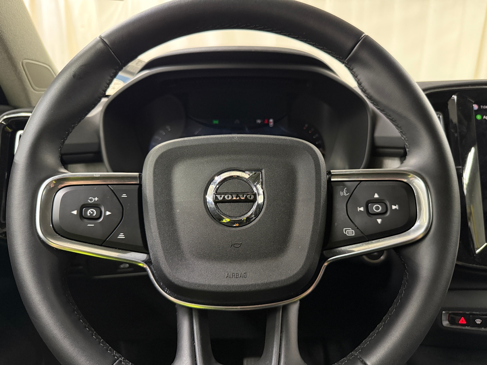 Thumbnail: 2026 Volvo XC40 - 4