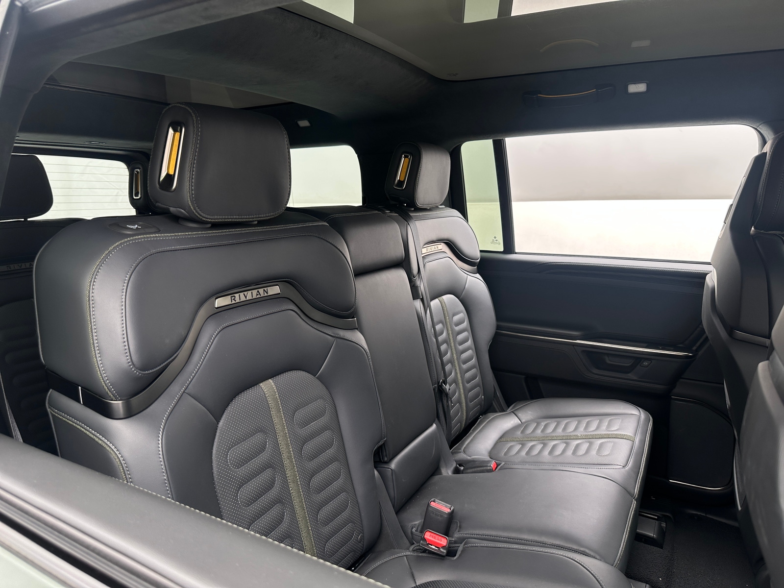 Thumbnail: 2025 Rivian R1S - 5