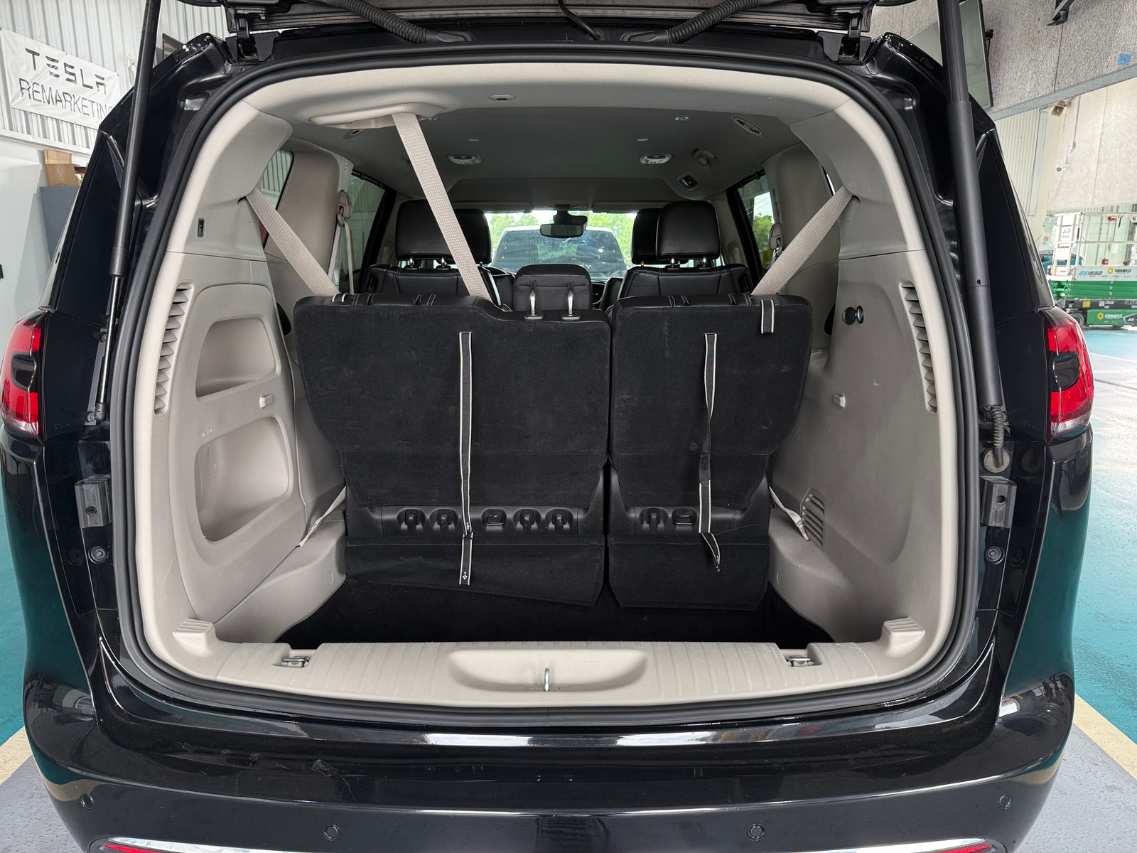 Thumbnail: 2024 Chrysler Pacifica - 6