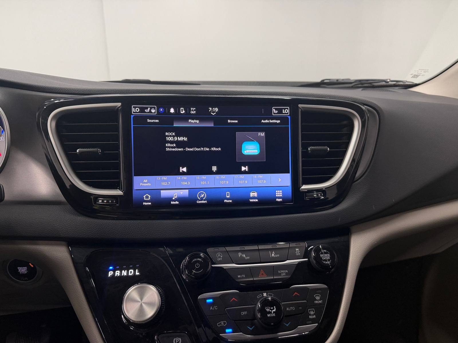 Thumbnail: 2024 Chrysler Pacifica - 3