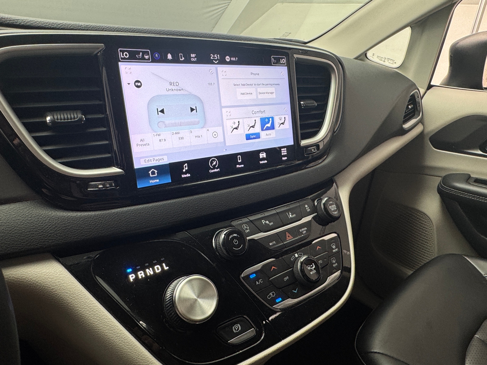 Thumbnail: 2023 Chrysler Pacifica - 3