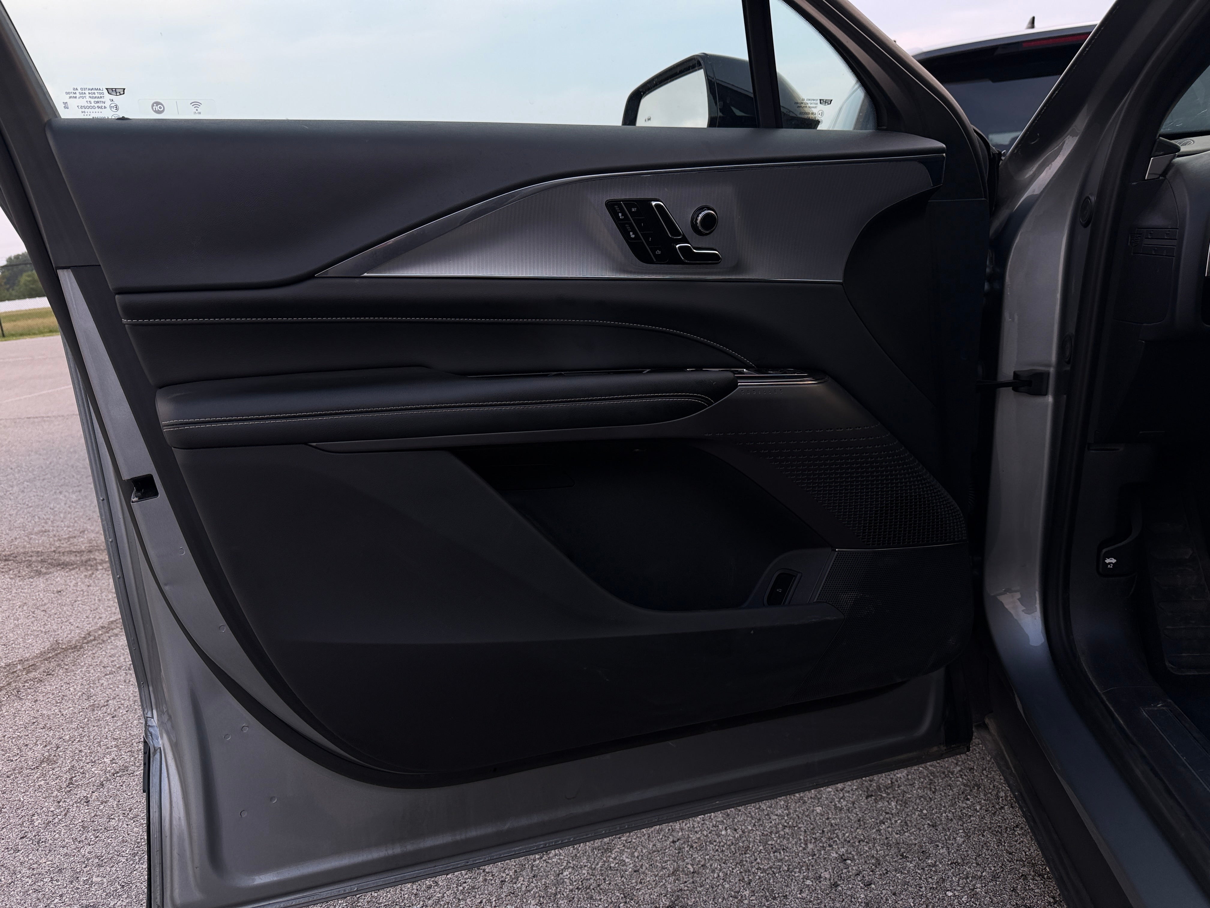2024 Cadillac LYRIQ Tech - Photo 3