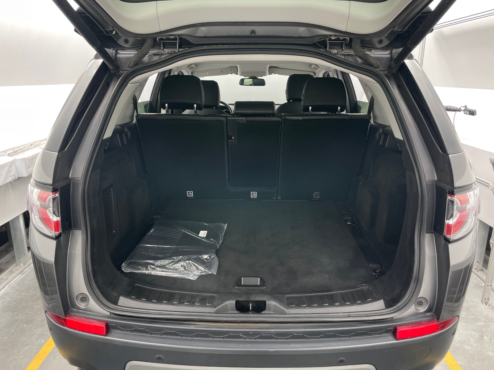 Thumbnail: 2019 Land Rover Discovery Sport - 6