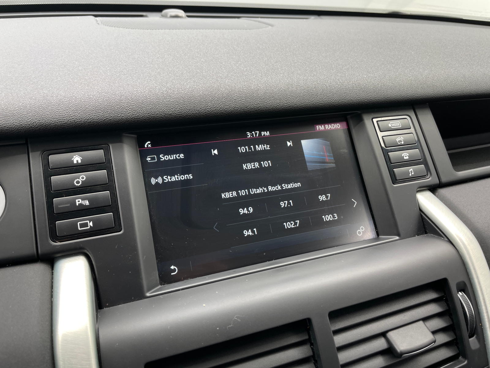 Thumbnail: 2019 Land Rover Discovery Sport - 3