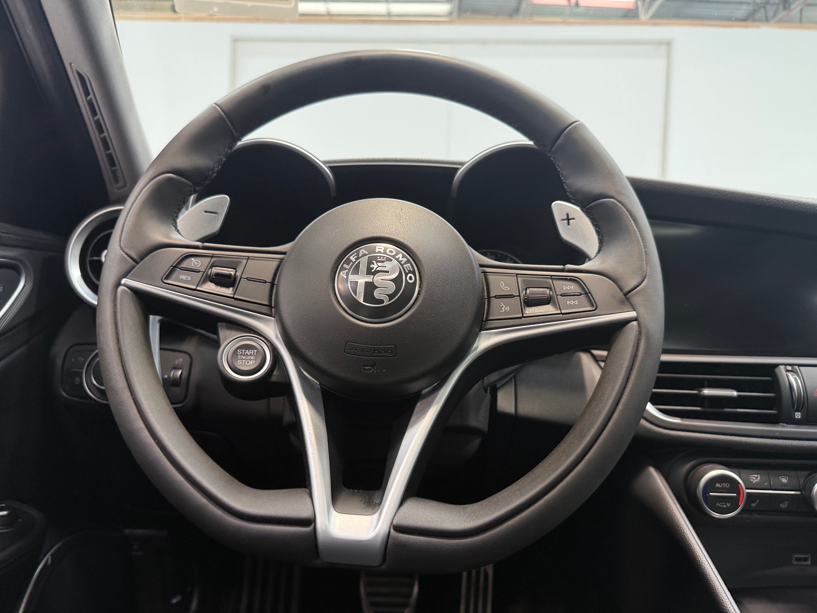Thumbnail: 2019 Alfa Romeo Giulia - 4