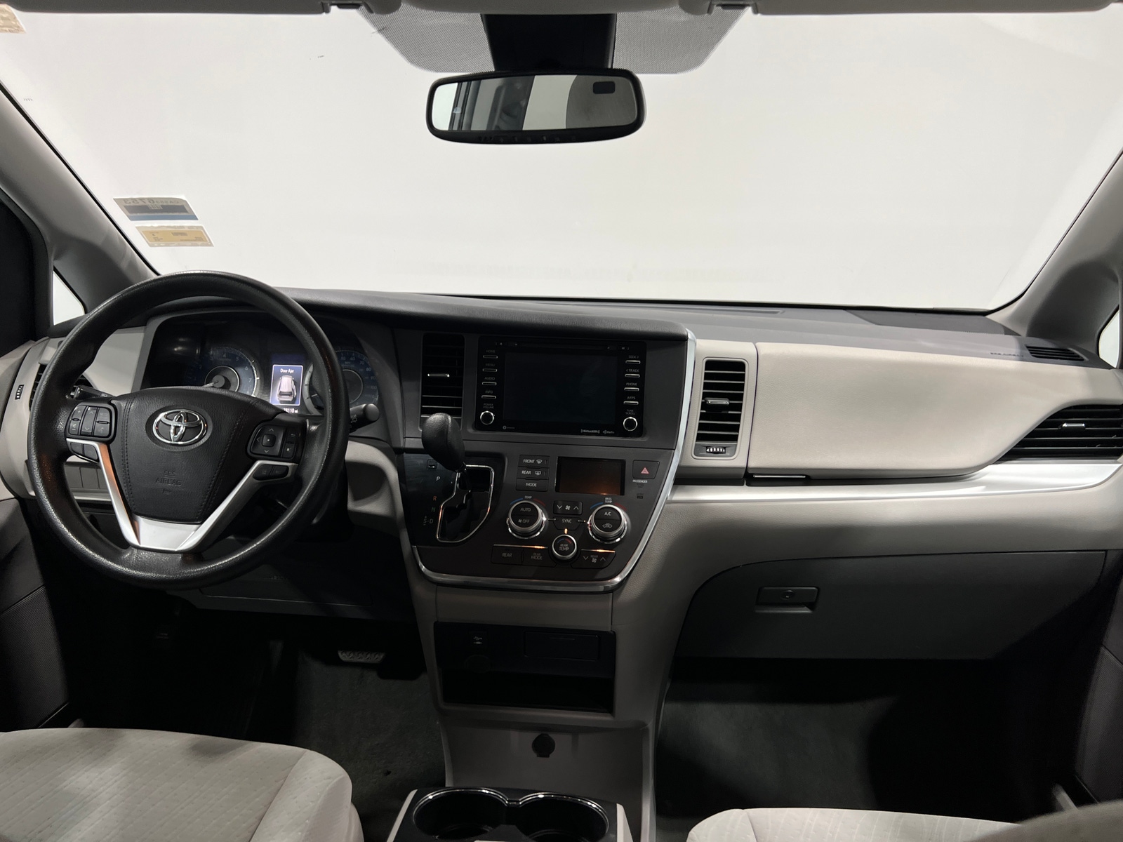 Thumbnail: 2018 Toyota Sienna - 3