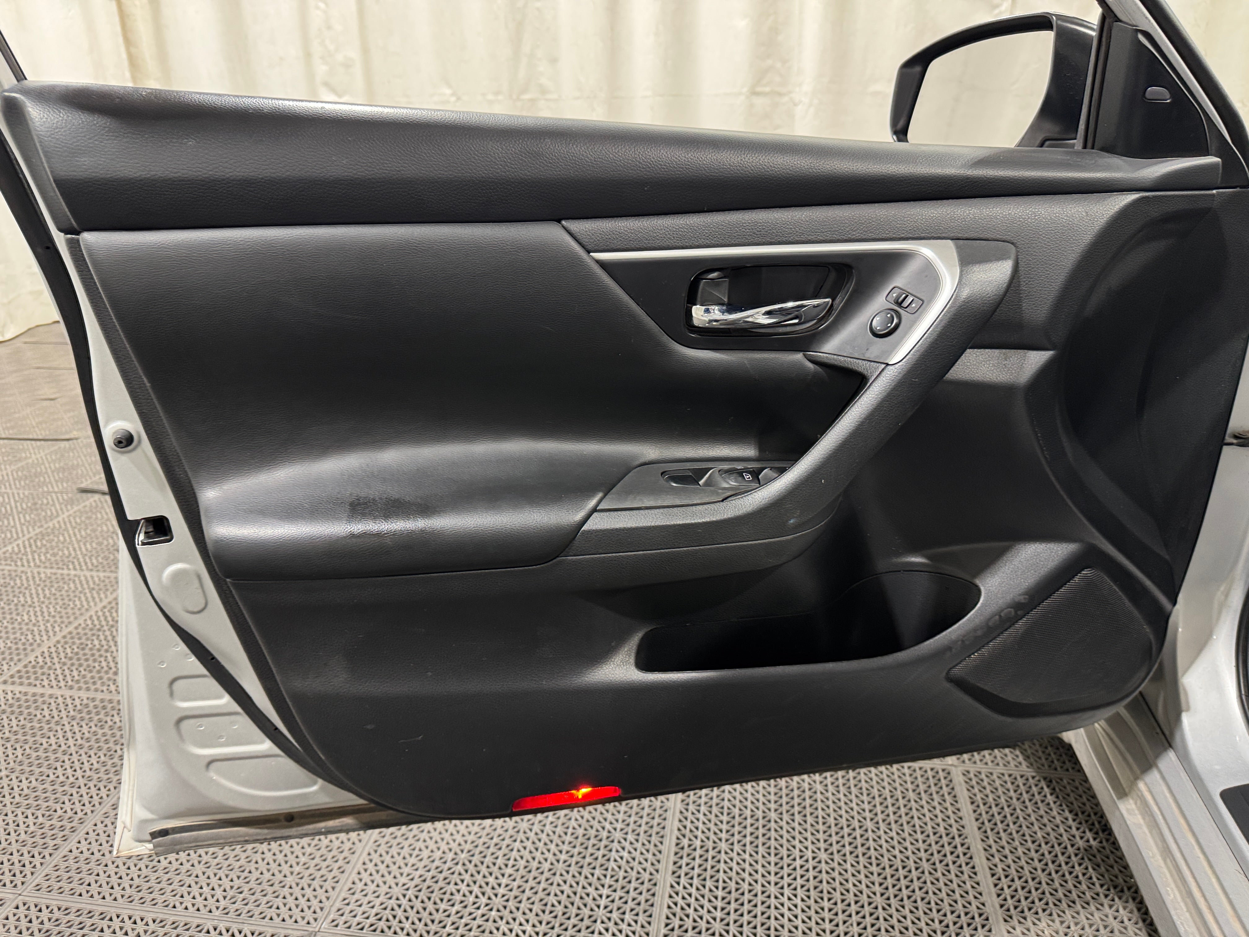 Used 2016 Nissan Altima SV with VIN 1N4AL3AP2GC171792 for sale in Pewaukee, WI