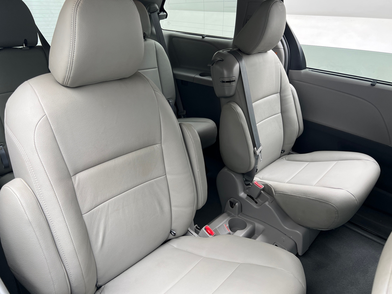 Thumbnail: 2019 Toyota Sienna - 6