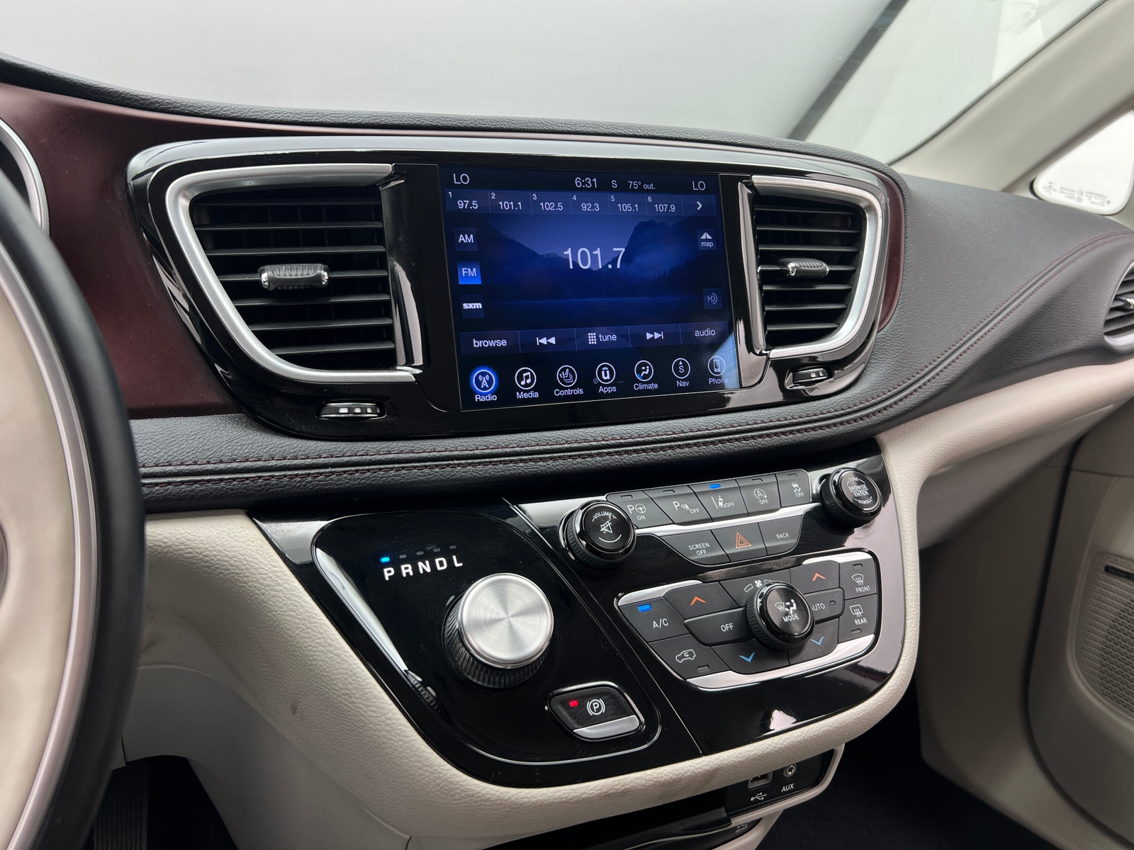 Thumbnail: 2017 Chrysler Pacifica - 3