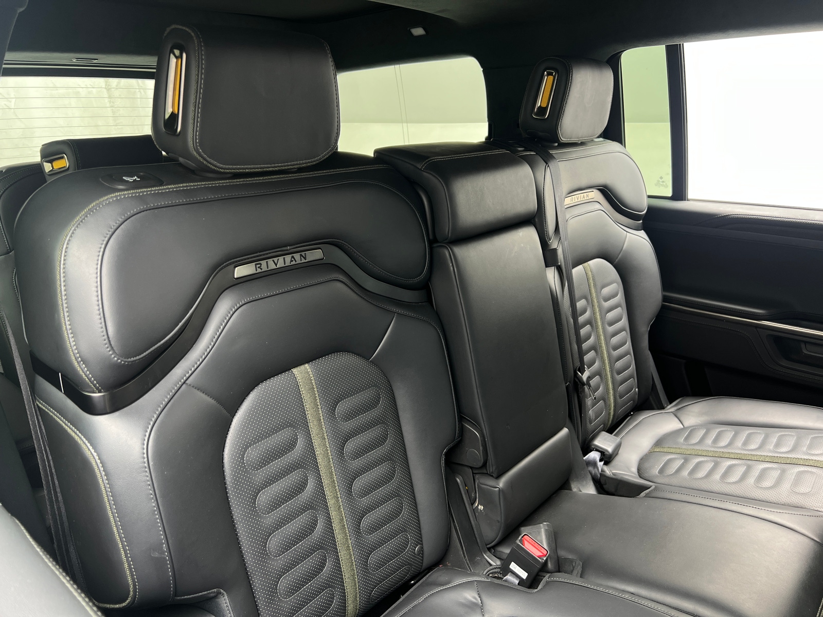 Thumbnail: 2025 Rivian R1S - 5