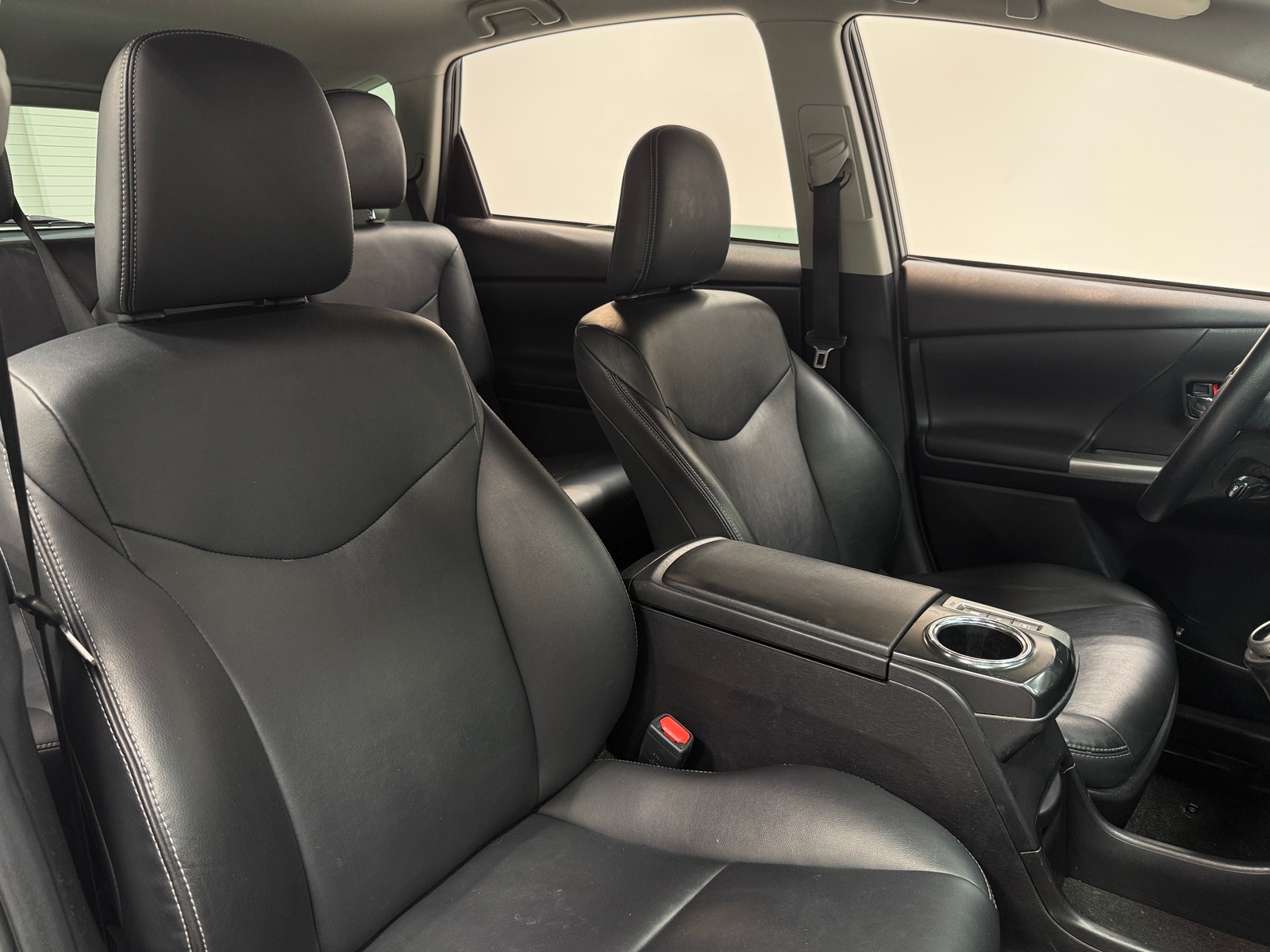 Thumbnail: 2016 Toyota Prius v - 2
